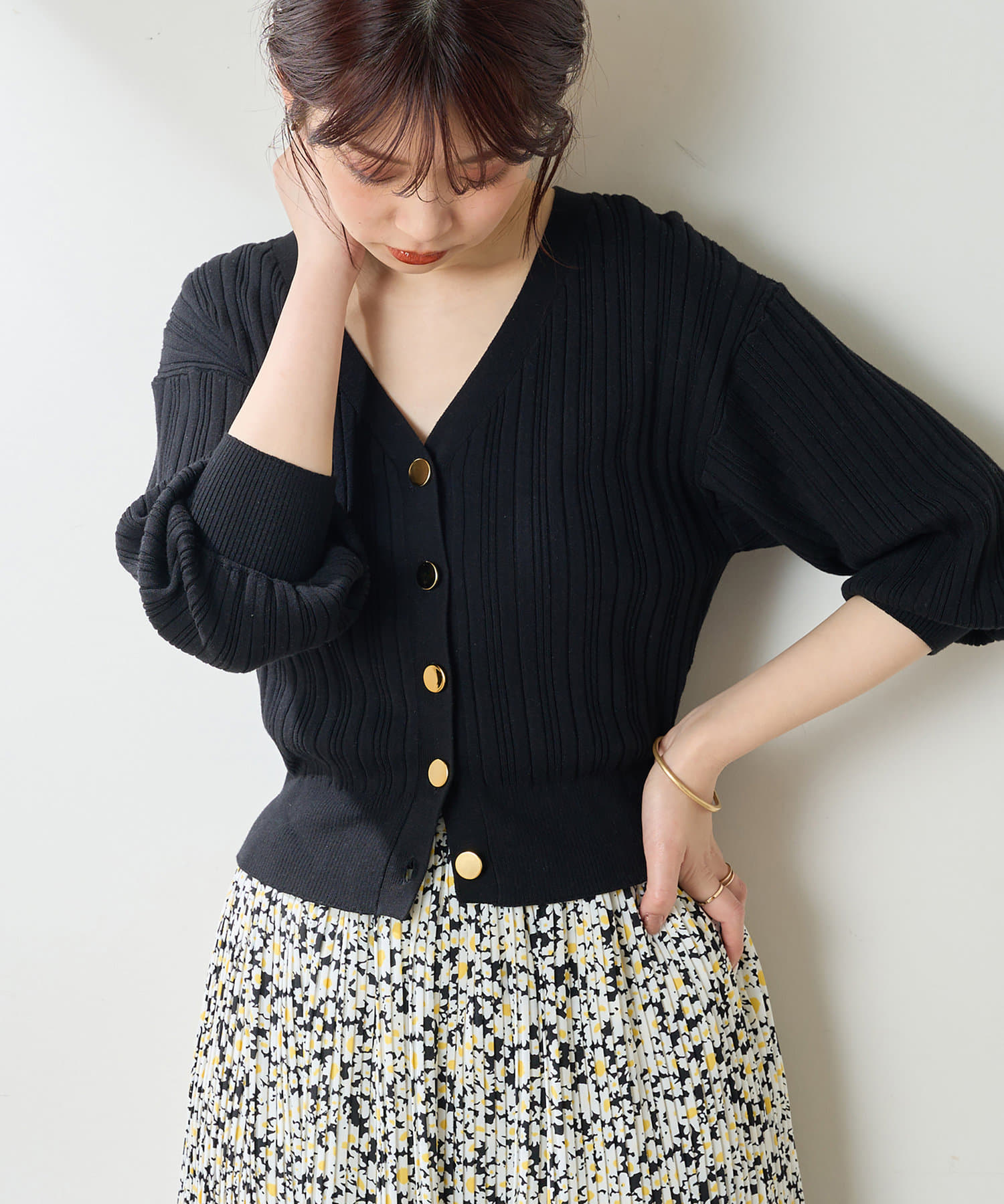 natural couture(ナチュラルクチュール) ゴールドの釦使いが大人レディな装いに◎プチプラランダムリブカーディガン