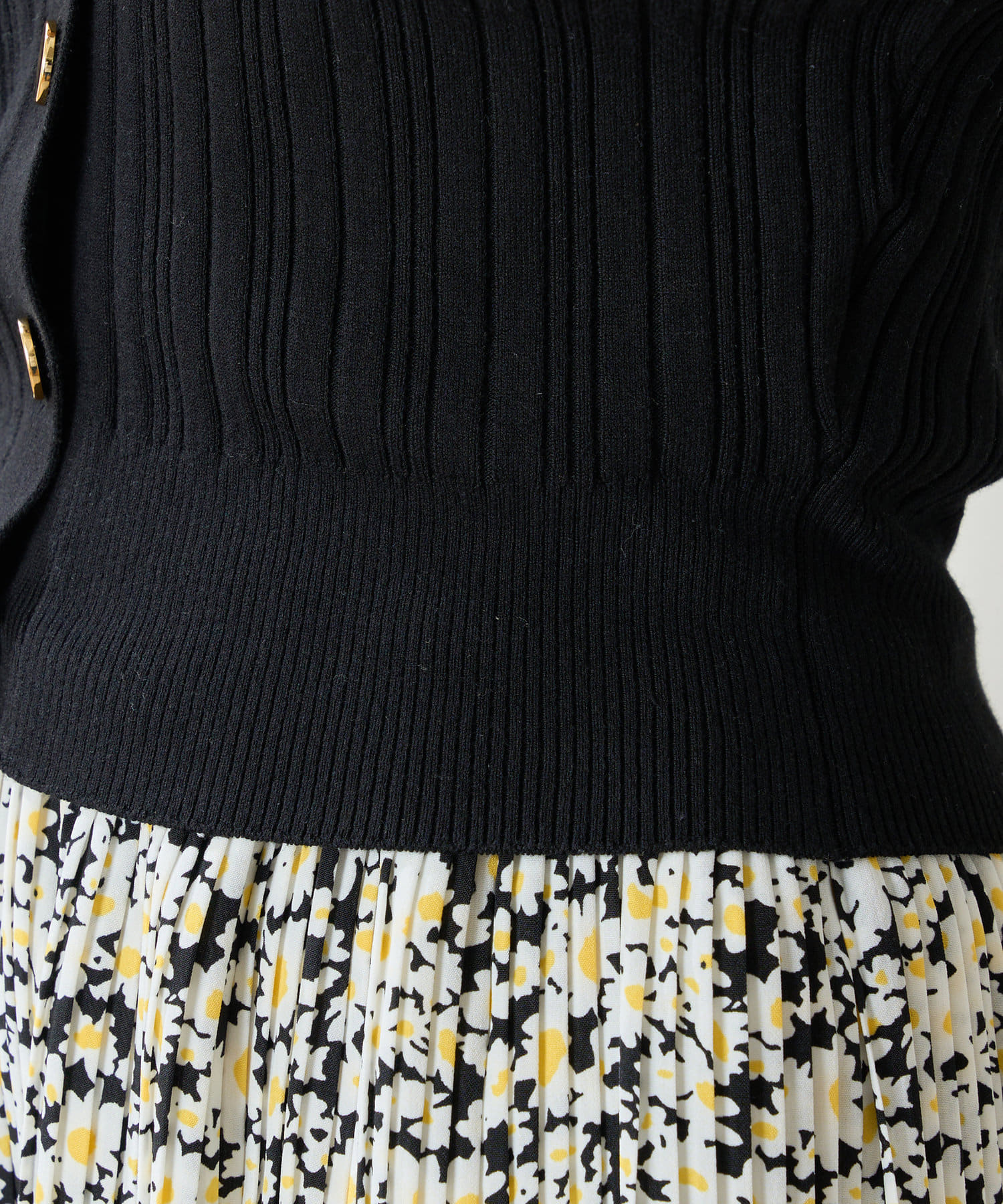 natural couture(ナチュラルクチュール) ゴールドの釦使いが大人レディな装いに◎プチプラランダムリブカーディガン