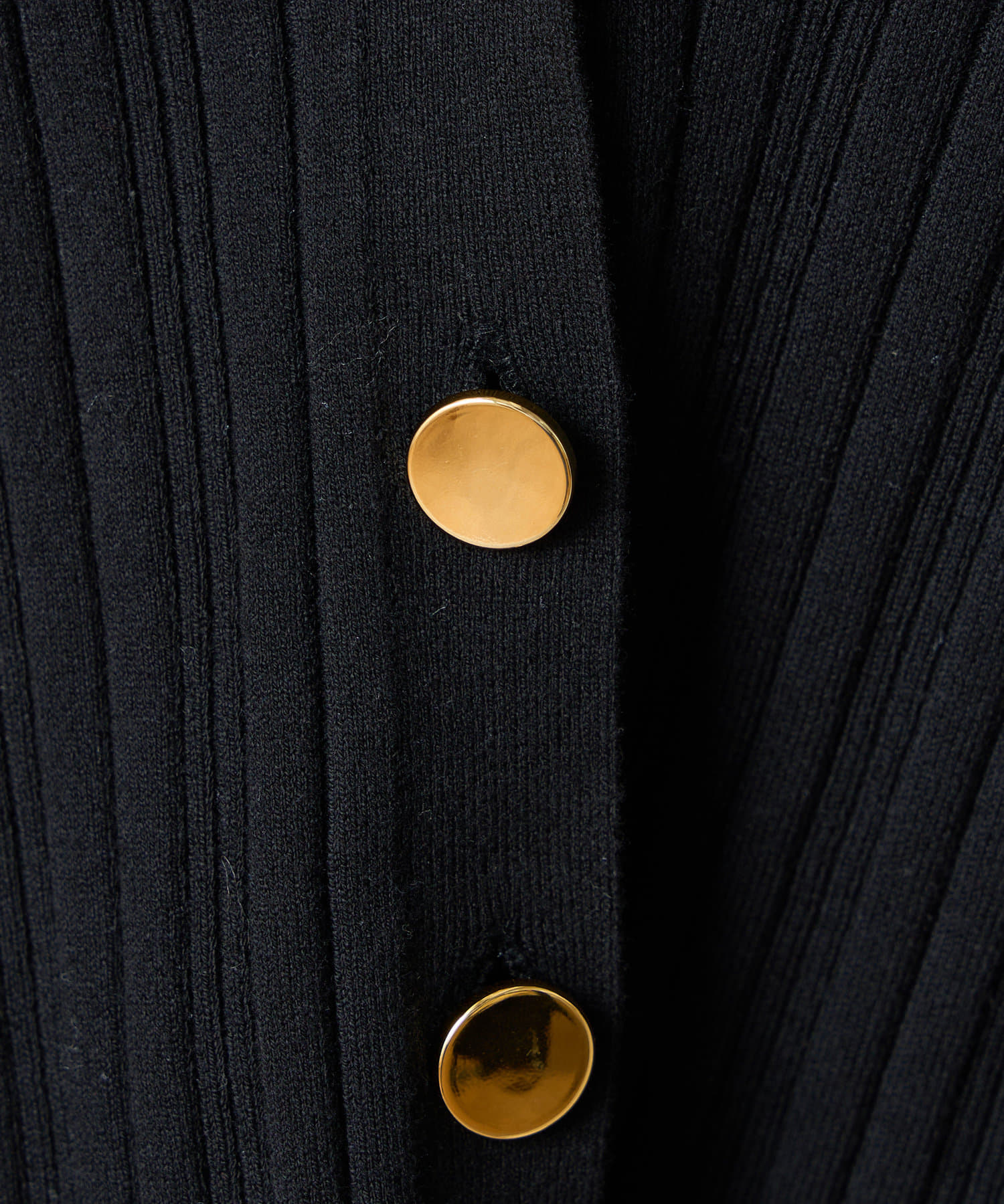 natural couture(ナチュラルクチュール) ゴールドの釦使いが大人レディな装いに◎プチプラランダムリブカーディガン