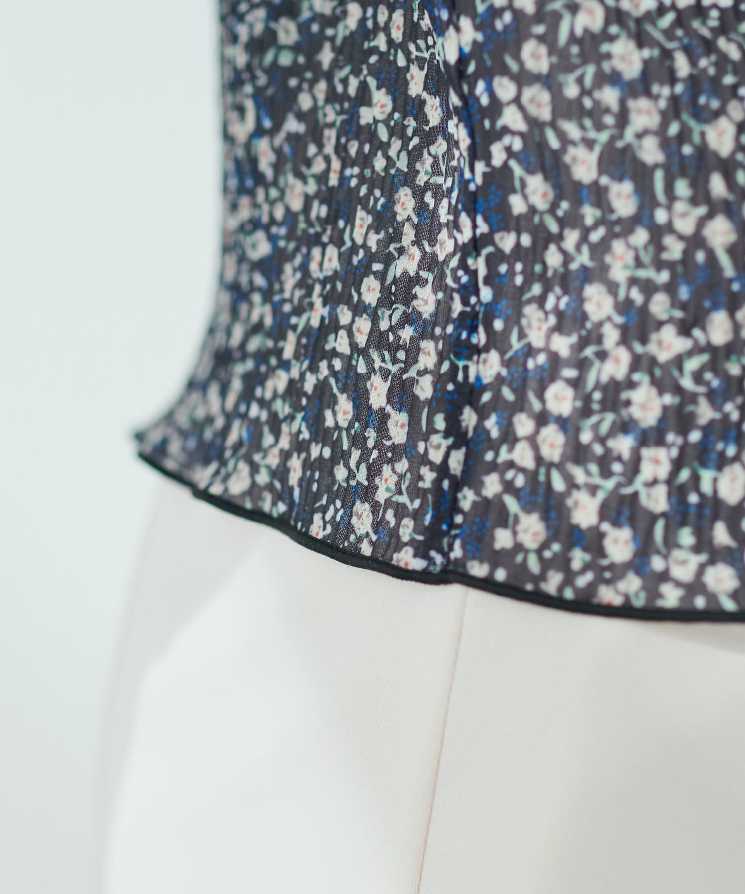 natural couture(ナチュラルクチュール) 繊細さとヘルシーなシルエットで魅せる 袖タック花柄プリーツブラウス