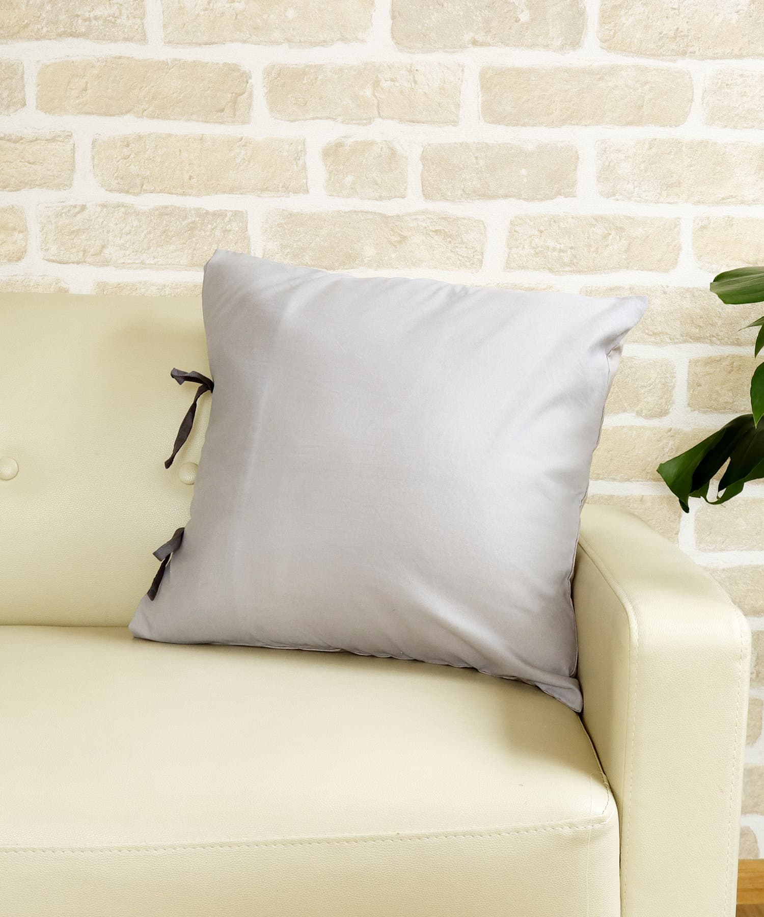 ロゴリボンクッションカバー | 3COINS(スリーコインズ)ライフスタイル