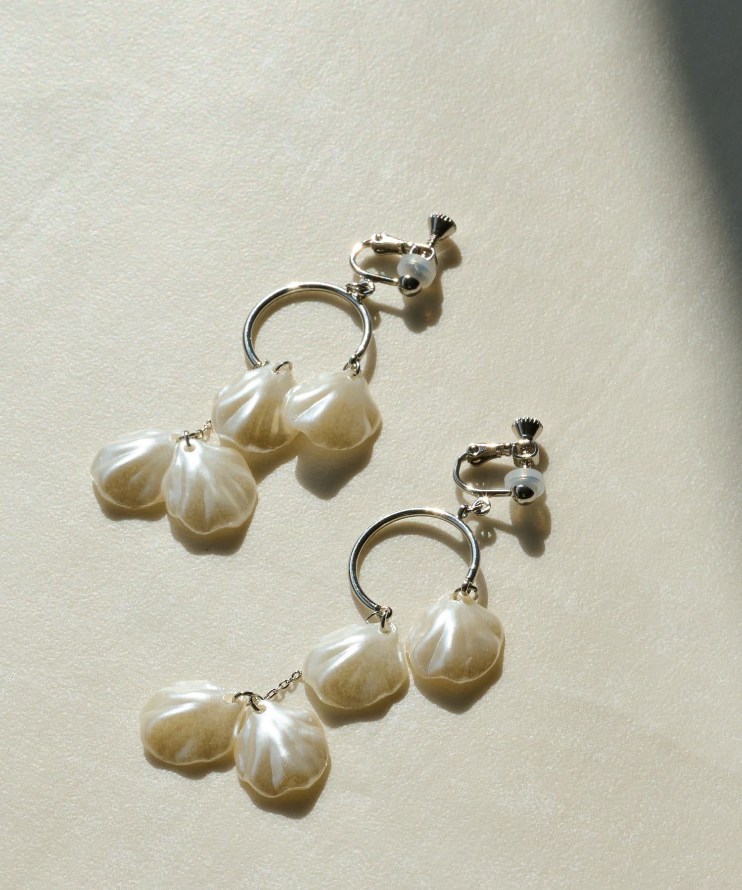 un dix cors(アンディコール) 【存在感のあるデザイン】シェルモチーフイヤリング