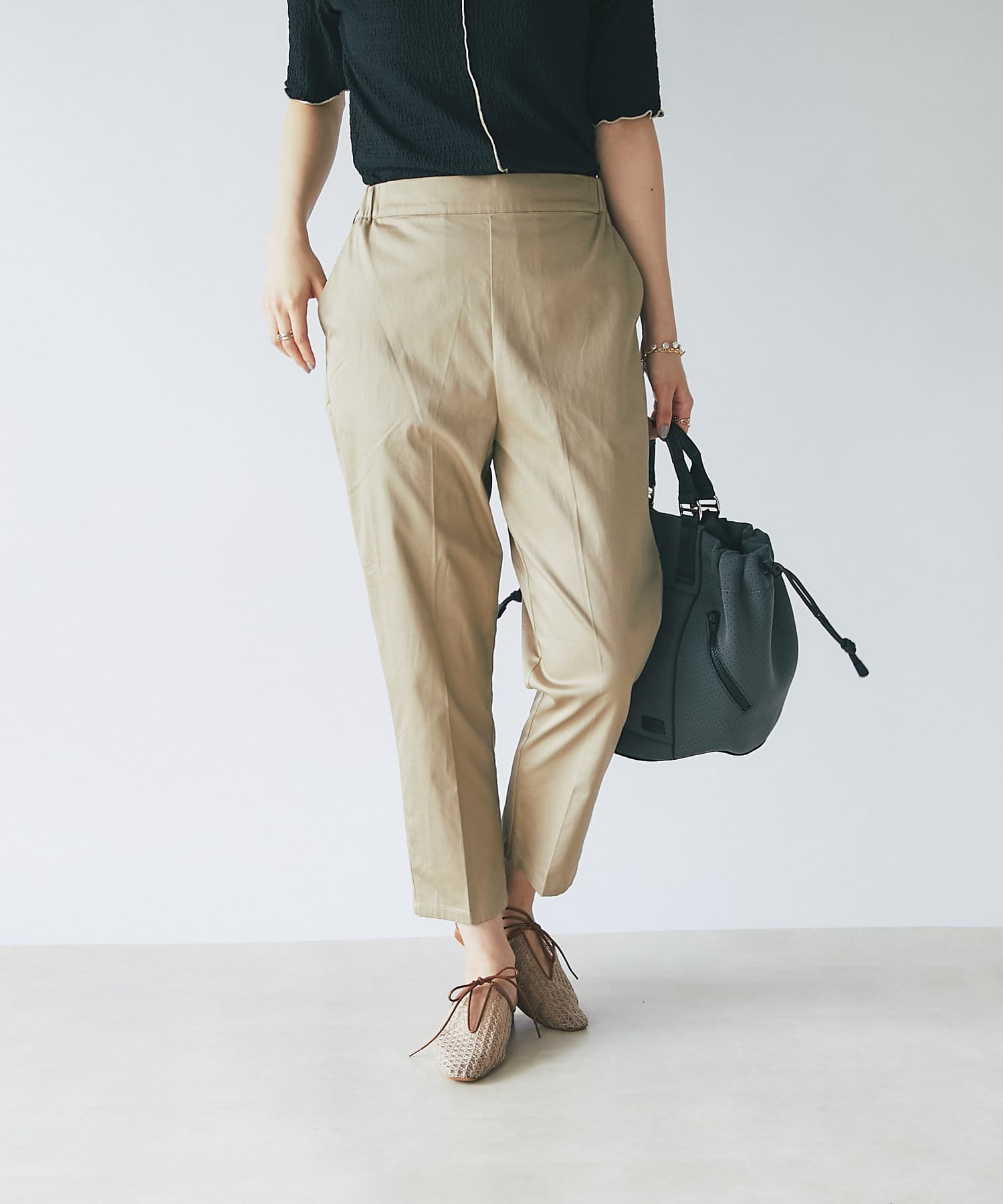 un dix cors(アンディコール) 【楽に履けて綺麗見え】サテン イージーテーパードパンツ