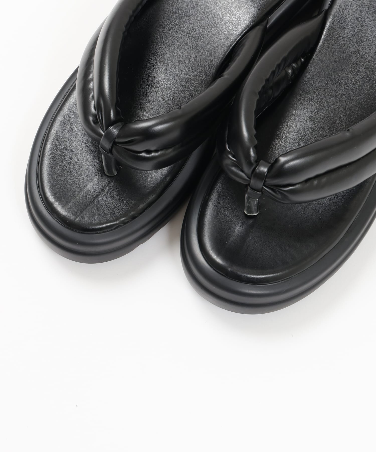 NICE CLAUP / OLIVE des OLIVE OUTLET(ナイスクラップ  / オリーブ デ オリーブ アウトレット) フェイクレザートングサンダル