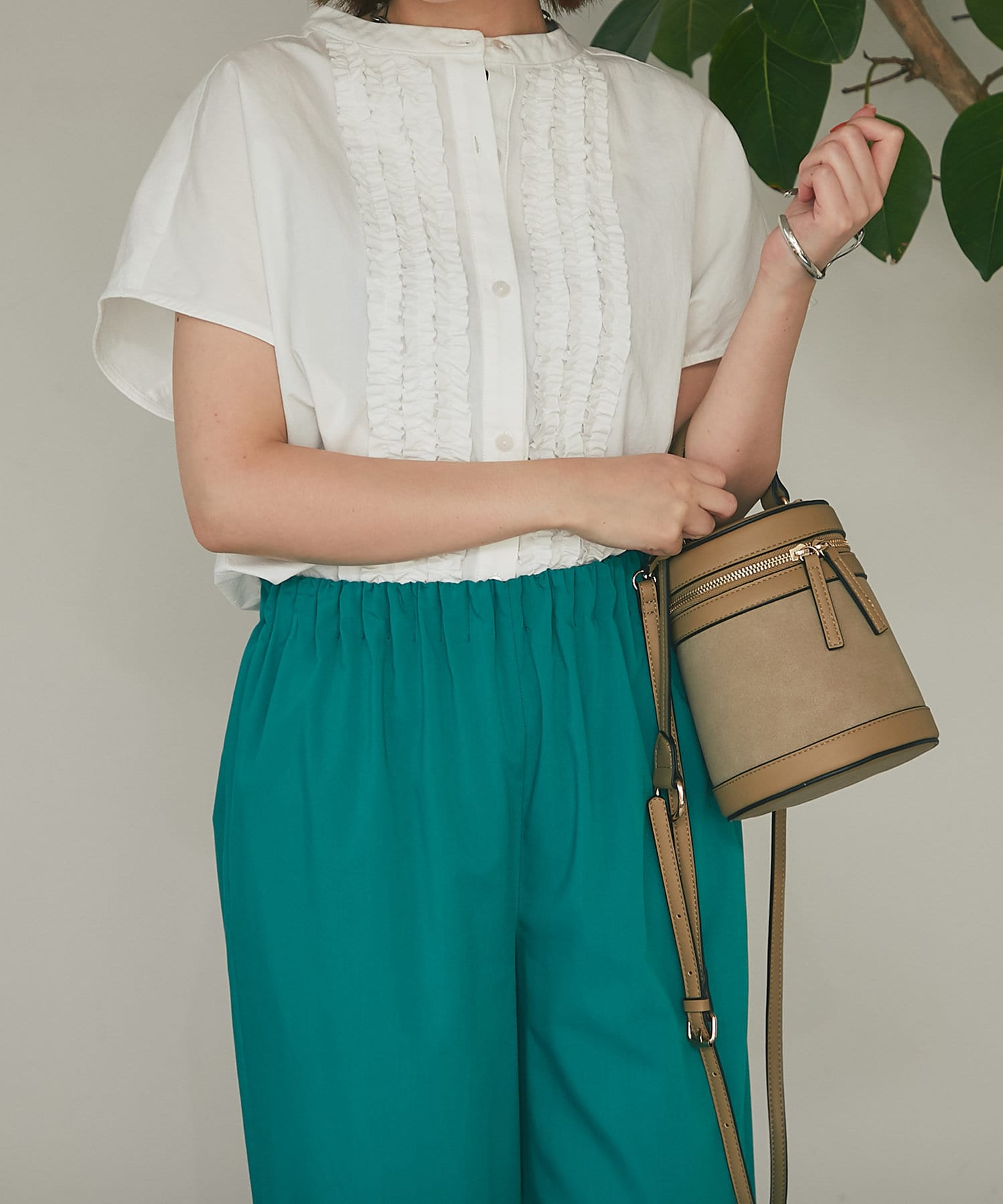 un dix cors(アンディコール) 【華やかトップス】シワ加工前立てフリルノースリブラウス