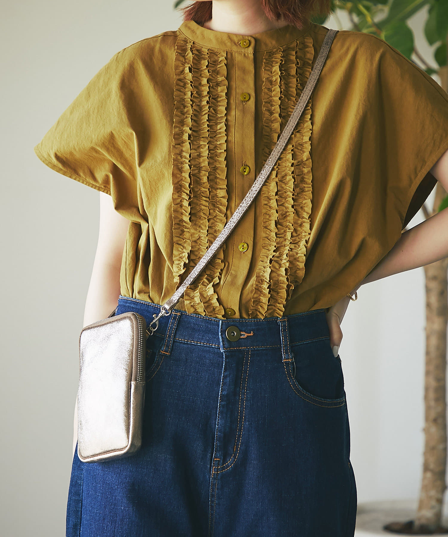 un dix cors(アンディコール) 【華やかトップス】シワ加工前立てフリルノースリブラウス