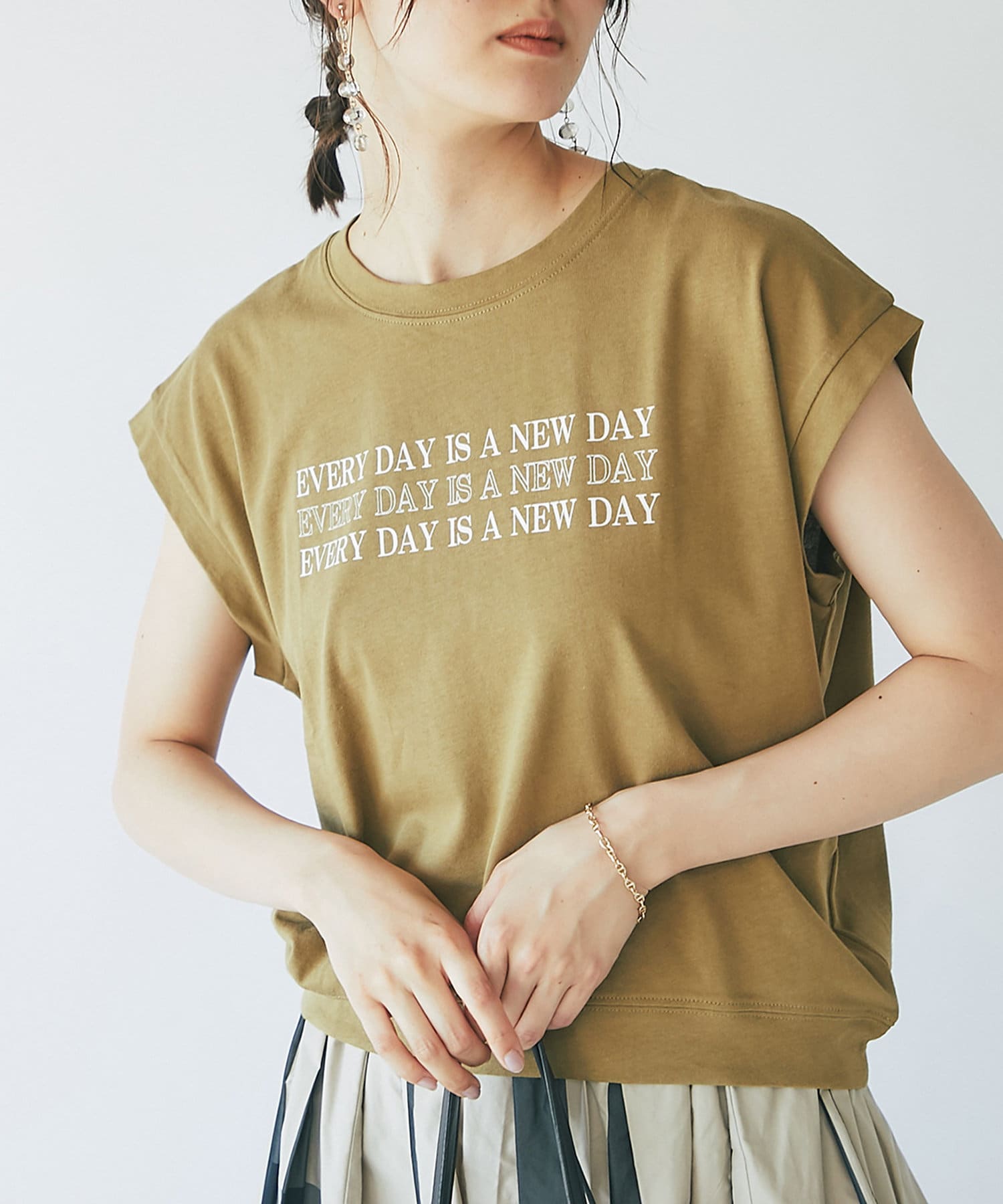 un dix cors(アンディコール) 【遊び心ある大人プリント】フレンチスリーブロゴTシャツ