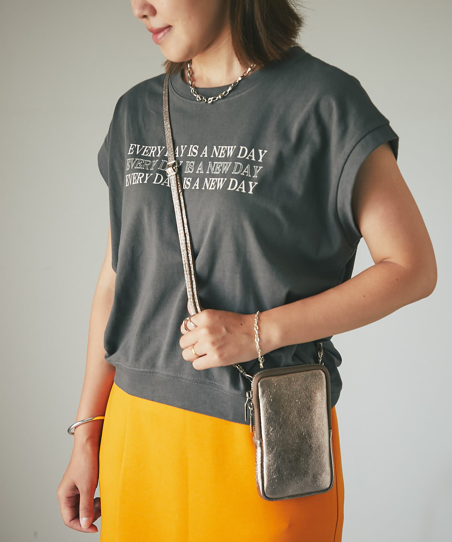 un dix cors(アンディコール) 【遊び心ある大人プリント】フレンチスリーブロゴTシャツ