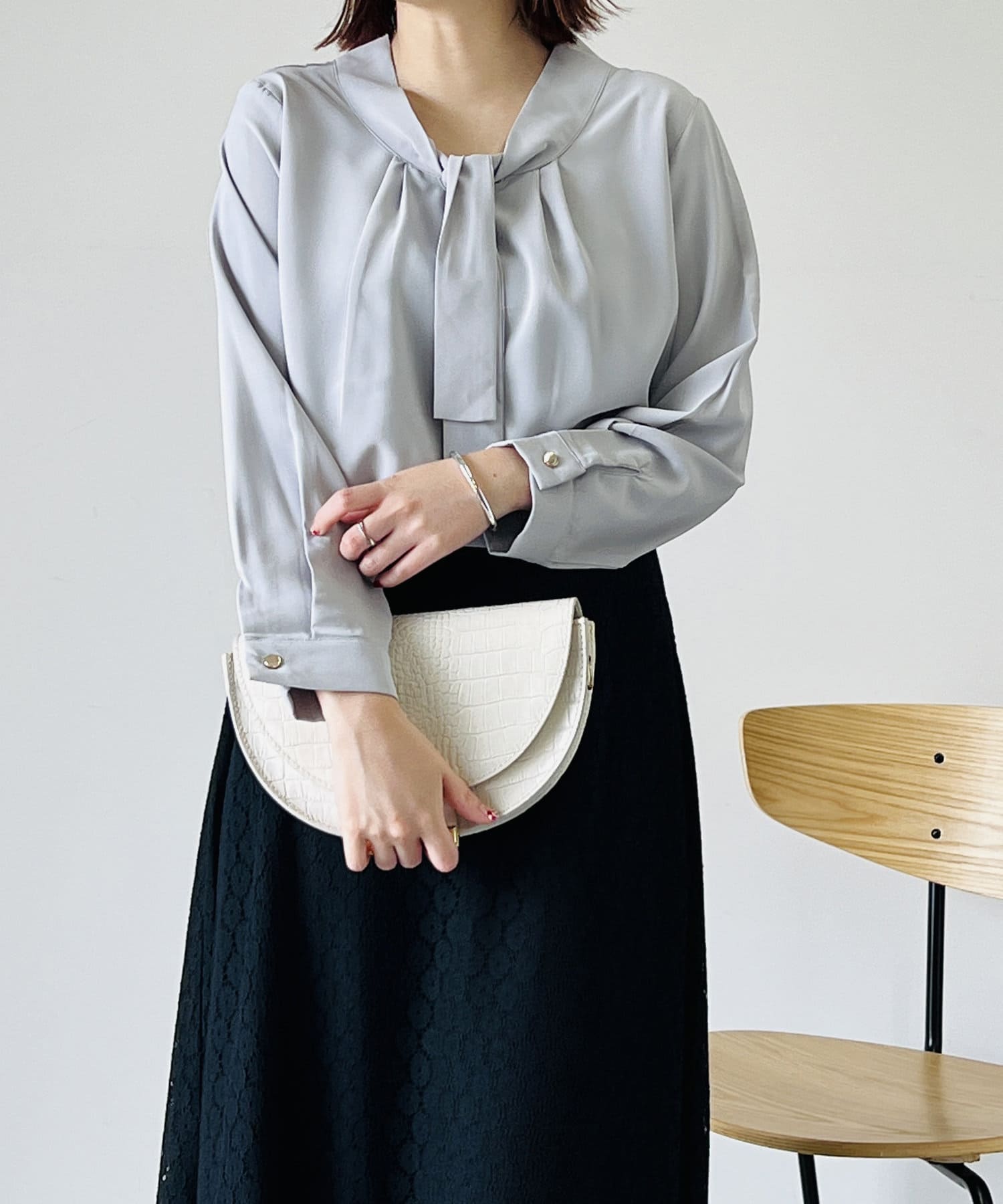 un dix cors(アンディコール) 【女性らしい一枚】合繊ボウタイブラウス