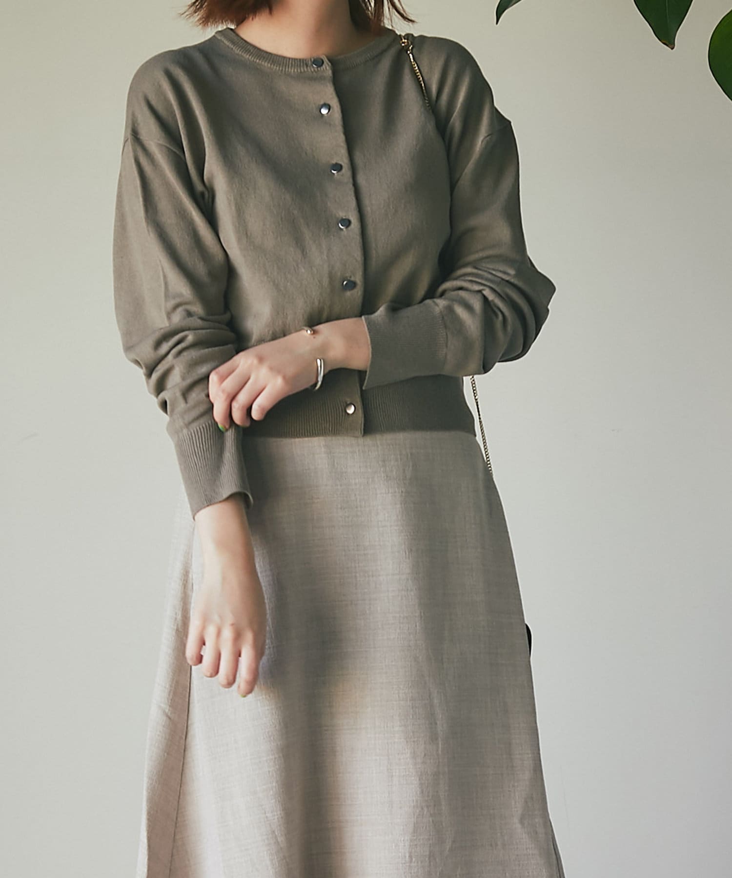 un dix cors(アンディコール) 【サラッとした着心地 】麻タッチメタル釦クルーネックカーディガン