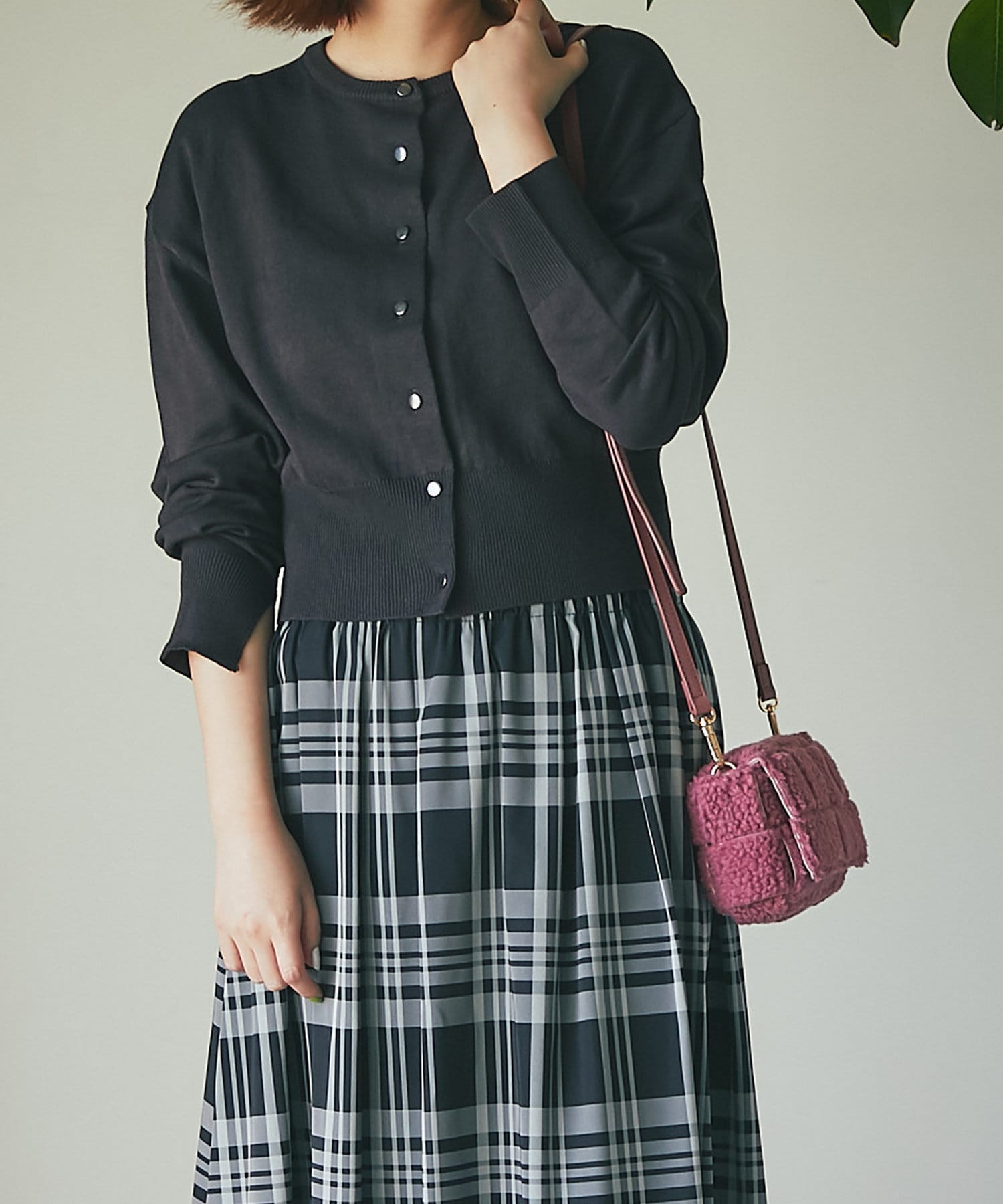 un dix cors(アンディコール) 【サラッとした着心地 】麻タッチメタル釦クルーネックカーディガン