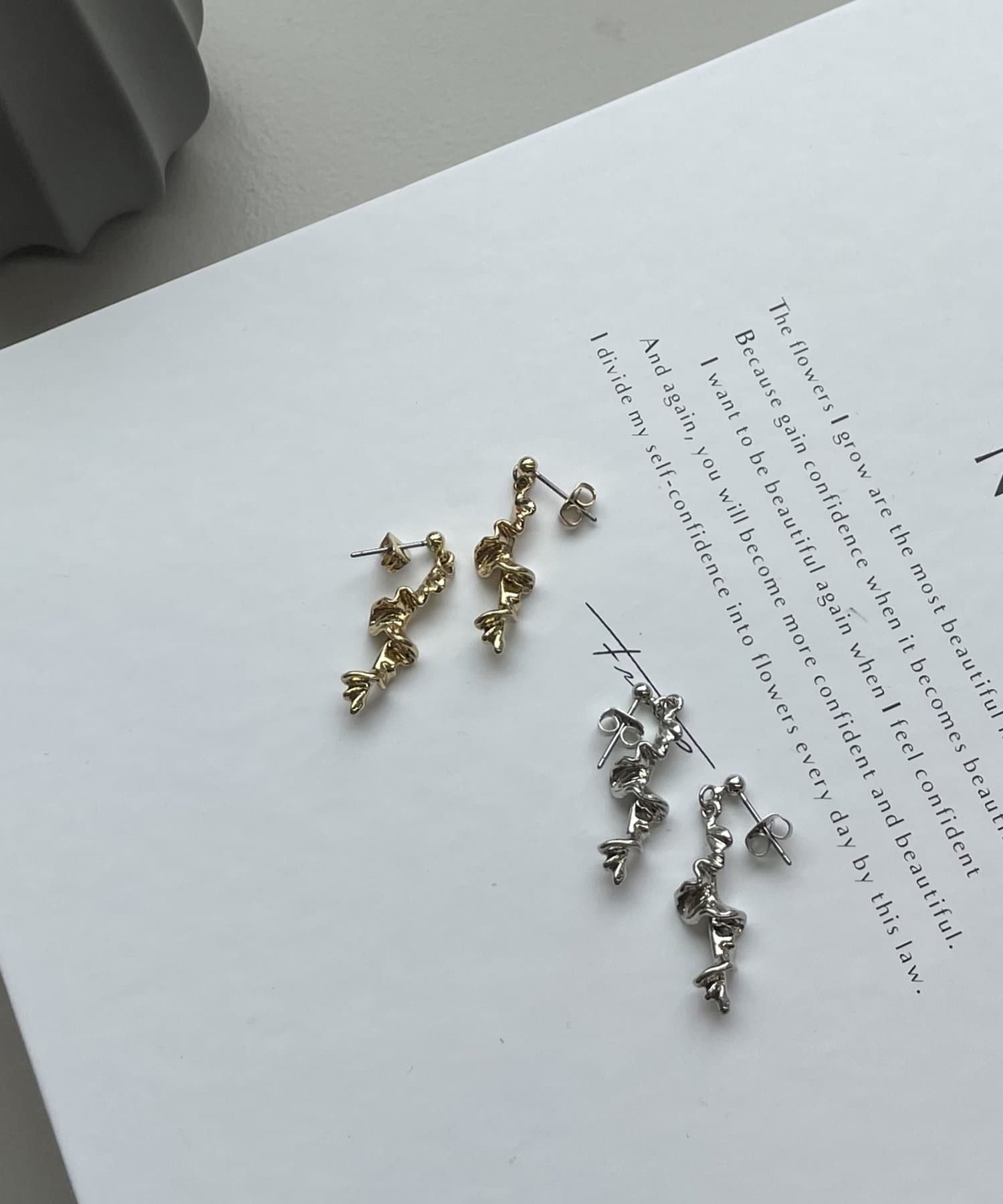 un dix cors(アンディコール) 【コーデのアクセントに】フリルピアス