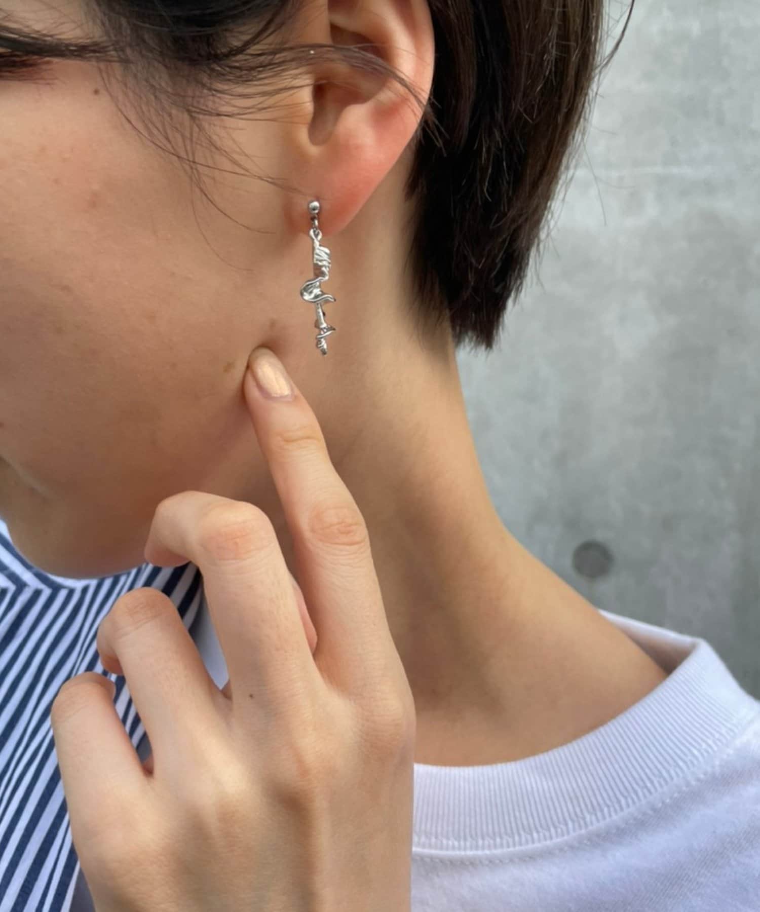 un dix cors(アンディコール) 【コーデのアクセントに】フリルピアス