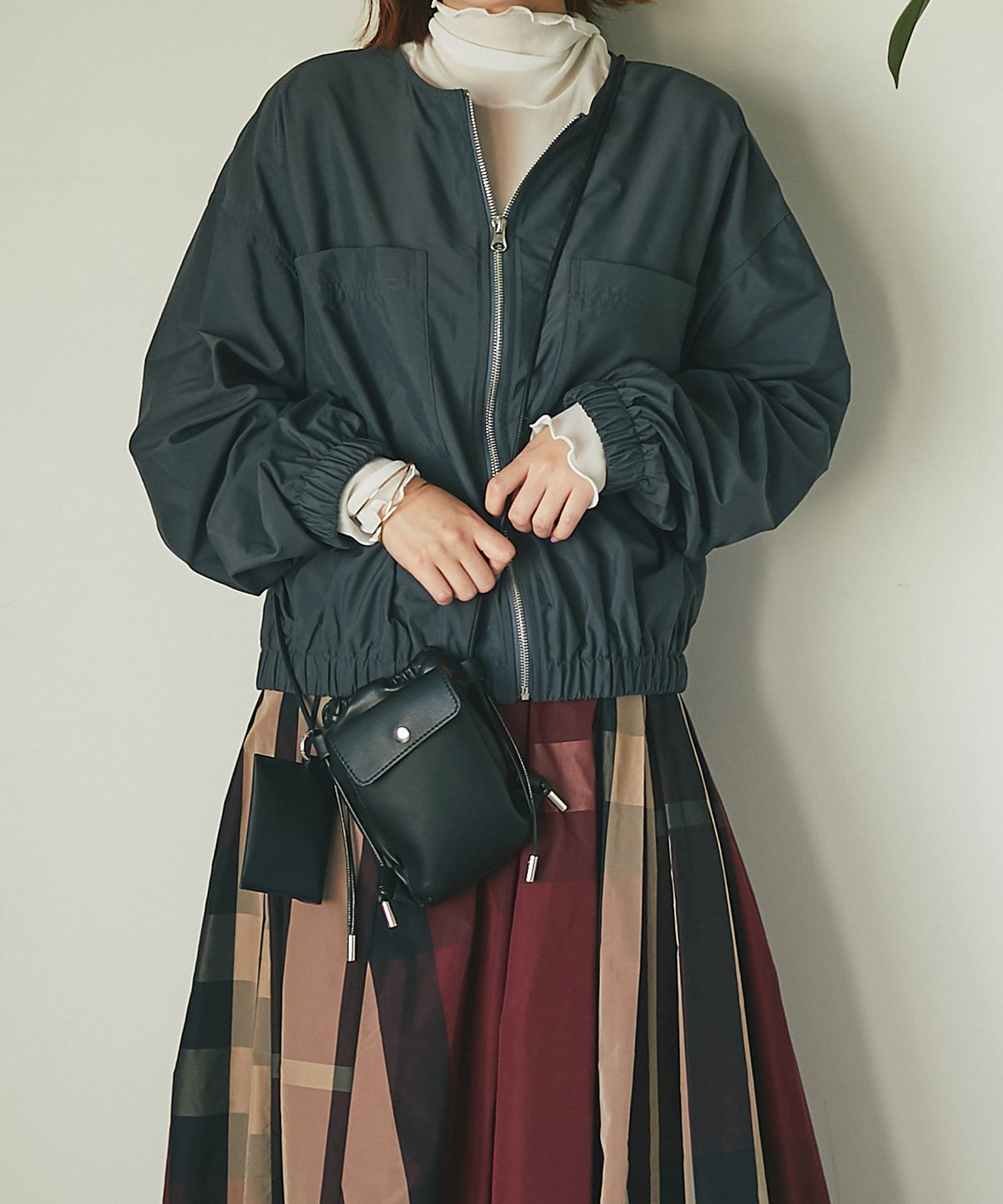 un dix cors(アンディコール) 【オンオフ使えて高コスパ】ナイロン光沢ノーカラーブルゾン