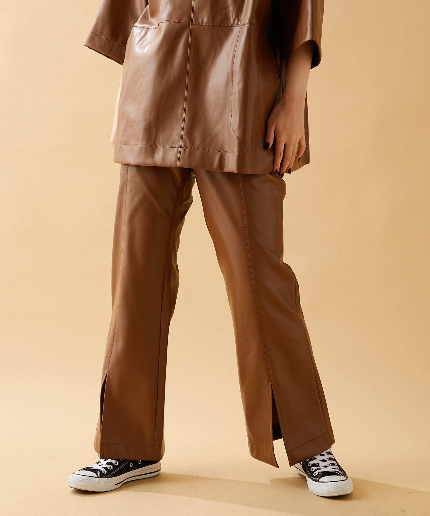 ボトムを作り続け40年 GUESS レザーフレアパンツ キャメル - 通販 