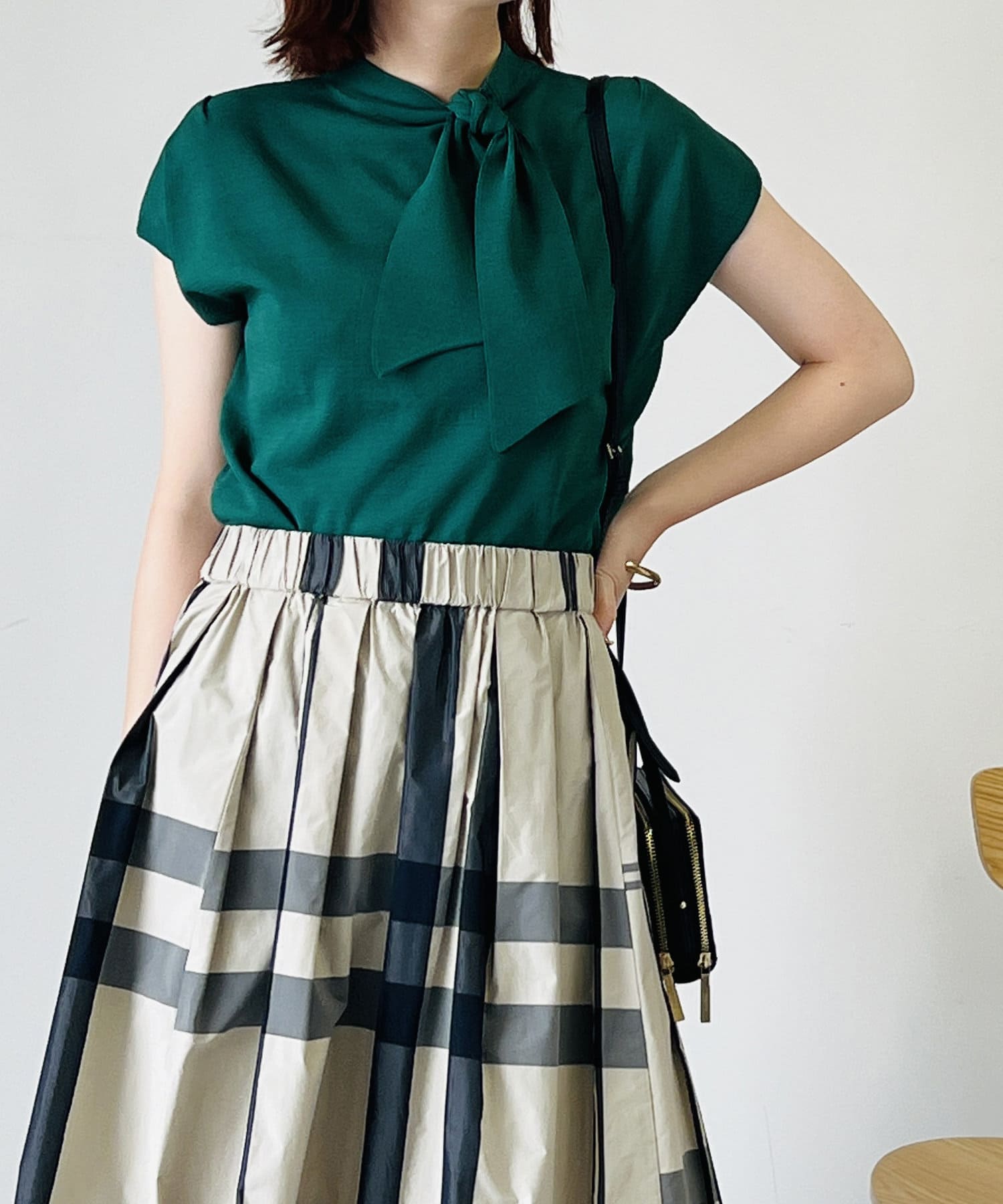 un dix cors(アンディコール) 【女性らしさ引き立てる】フレンチスリーブボウタイニット