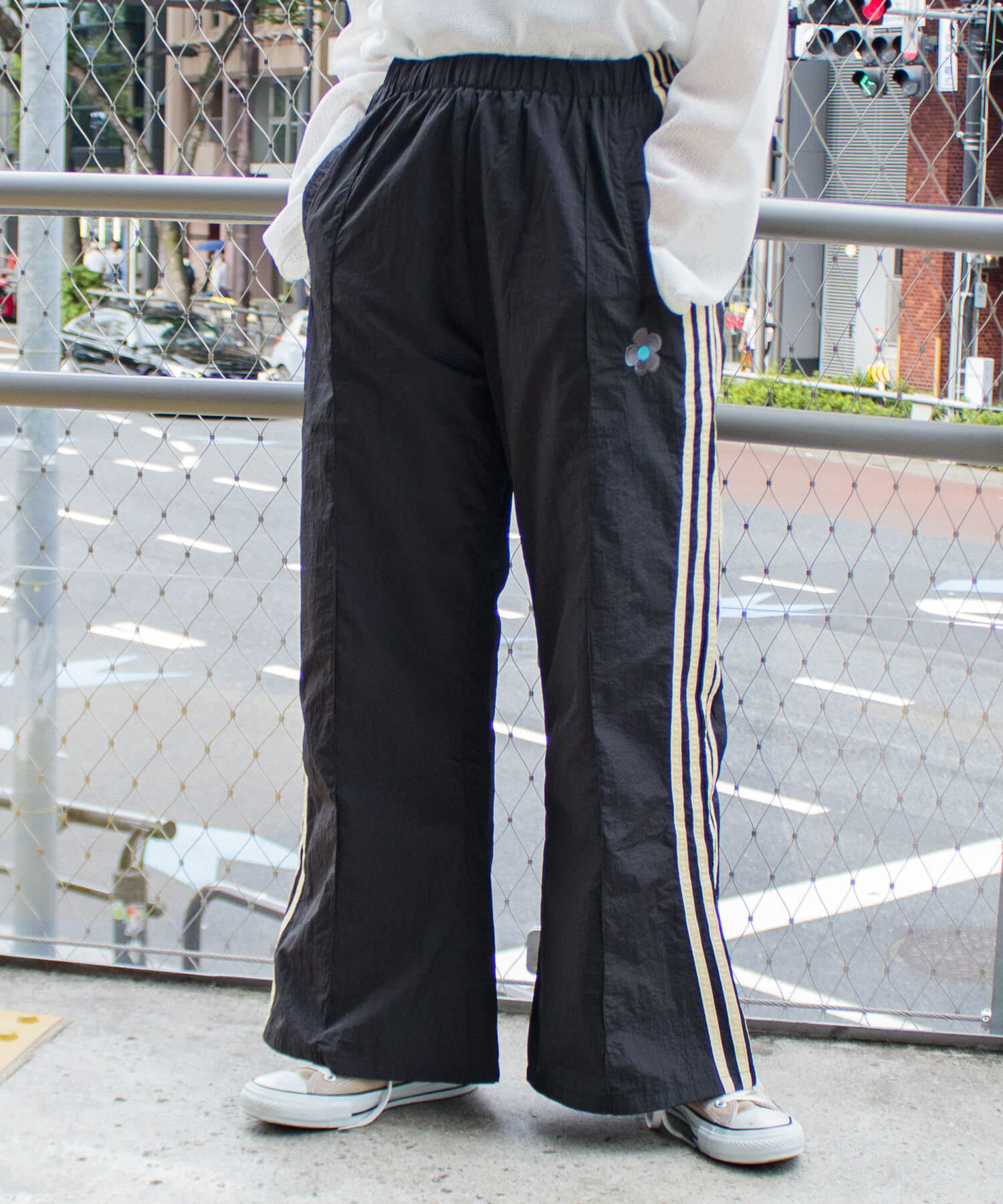 FREDYMAC】ワンポイント花柄刺繍ジャージパンツ | FREDY & GLOSTER 