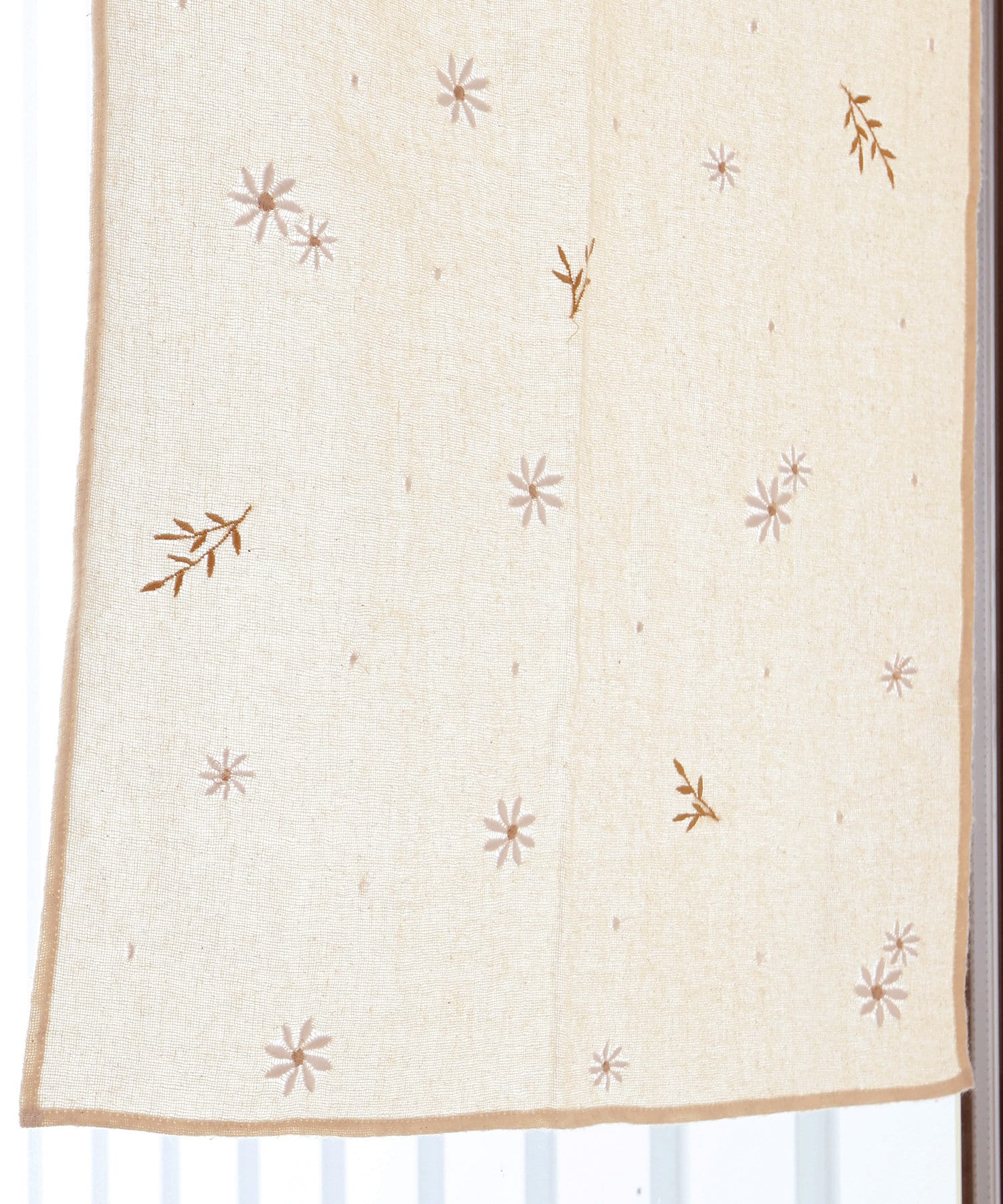 3COINS(スリーコインズ) 刺繍セパレートカーテン