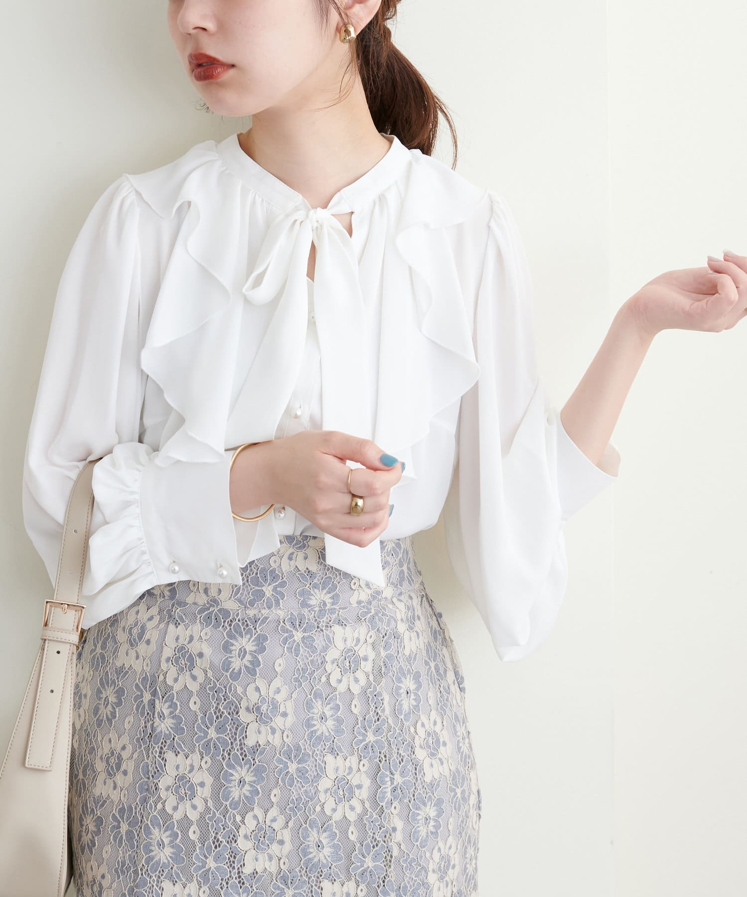 WEB限定カラーあり/ラッフルフリル細ボータイブラウス | natural