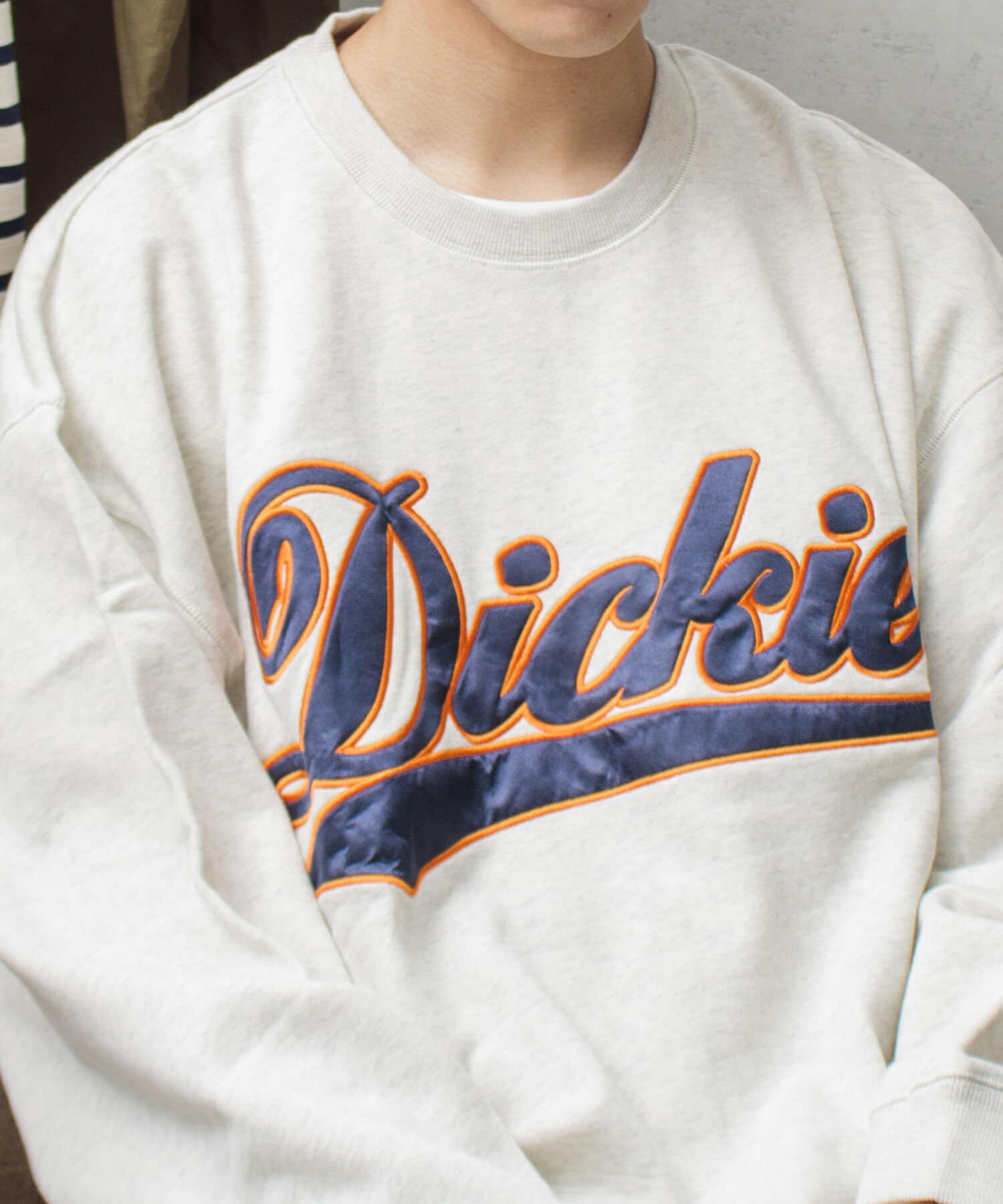 FREDY & GLOSTER(フレディ アンド グロスター) 【Dickies】カレッジロゴ ロゴスウェット カレッジ サテン刺繍