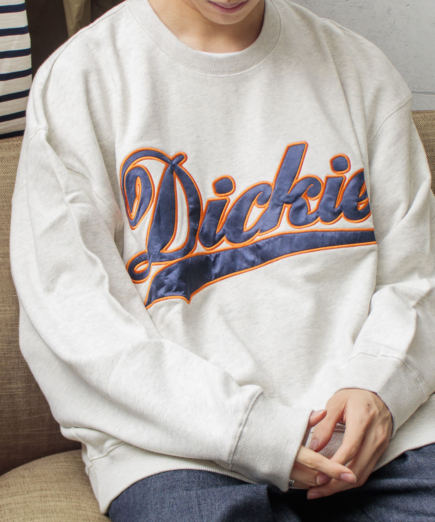 【Dickies】カレッジロゴ ロゴスウェット カレッジ サテン刺繍