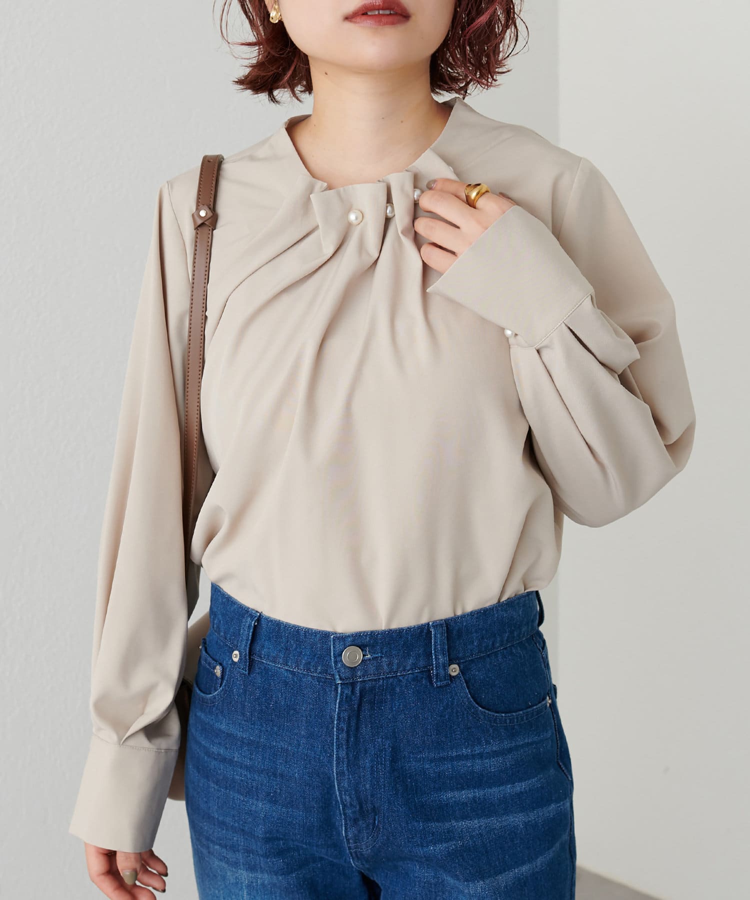 パラスパレス　タックブラウス アクセサリーなしで決まる/パールネックタックブラウス