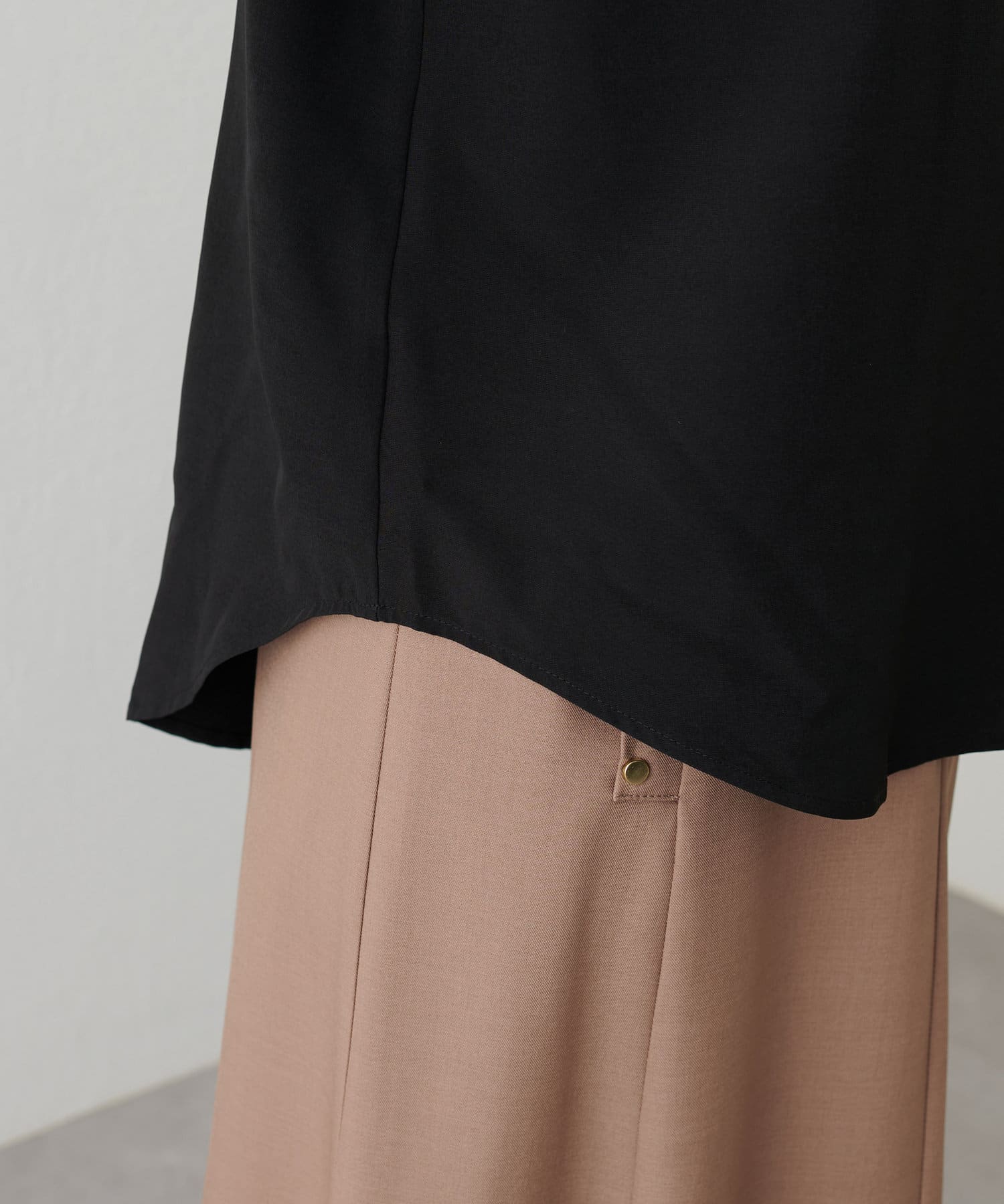 natural couture(ナチュラルクチュール) アクセサリーなしで決まる/パールネックタックブラウス