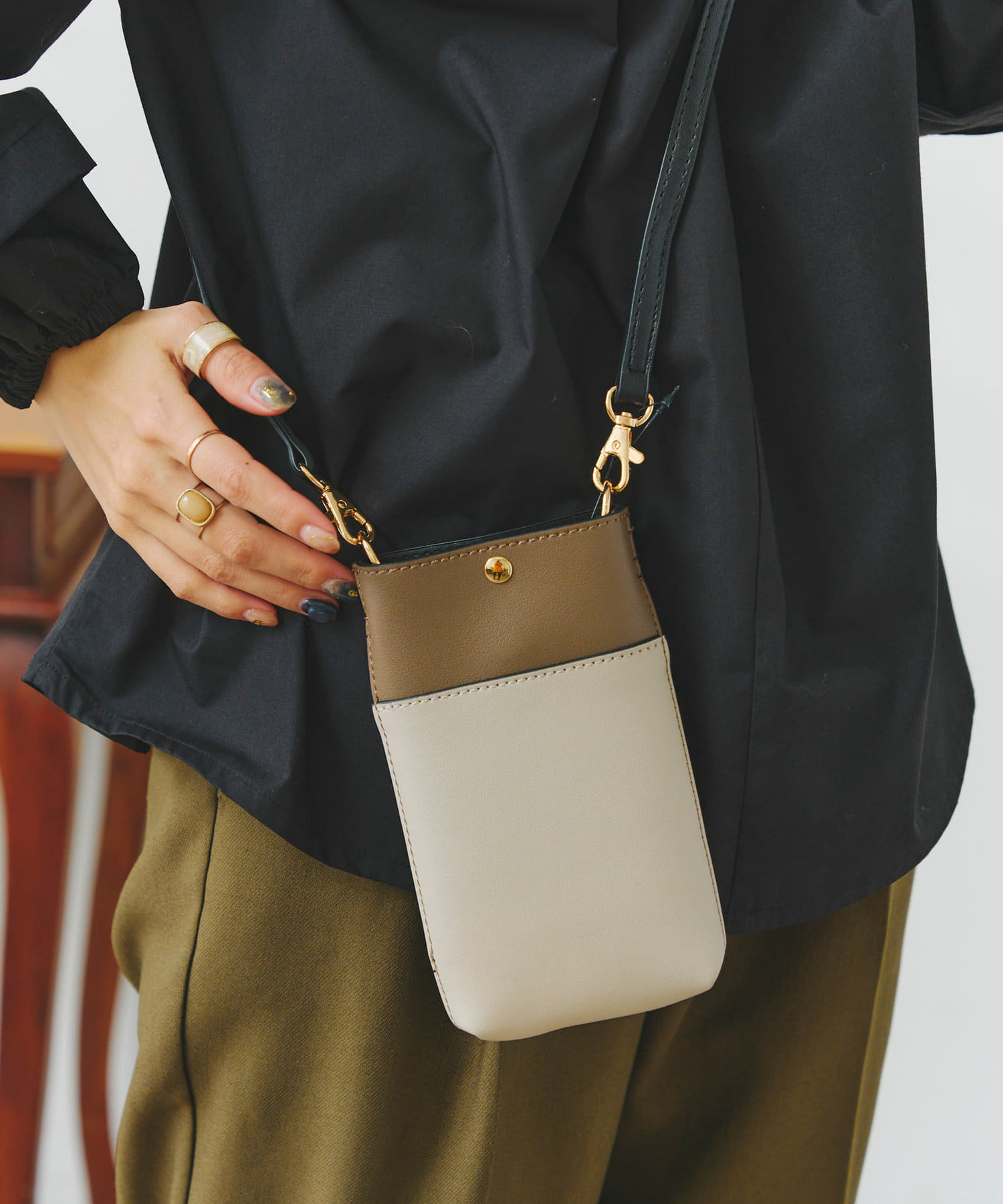 Chez toi(シェトワ) バイカラースマホショルダー