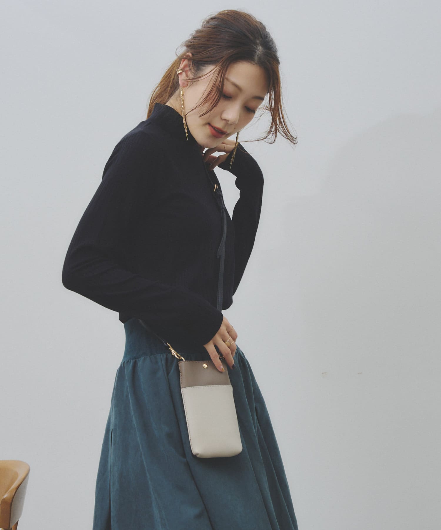 Chez toi(シェトワ) バイカラースマホショルダー