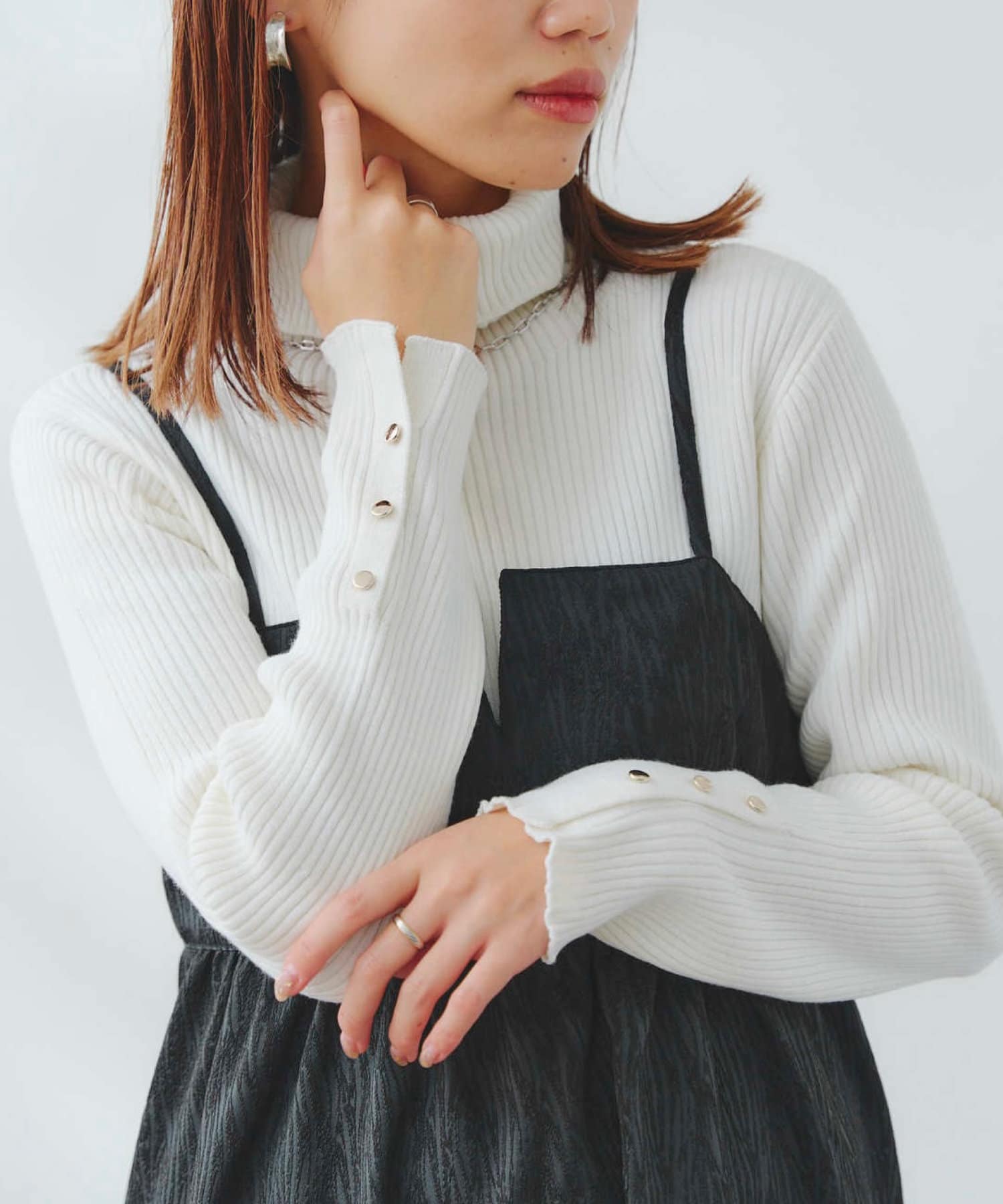 Chez toi(シェトワ) 袖口ボタンリブタートルニット