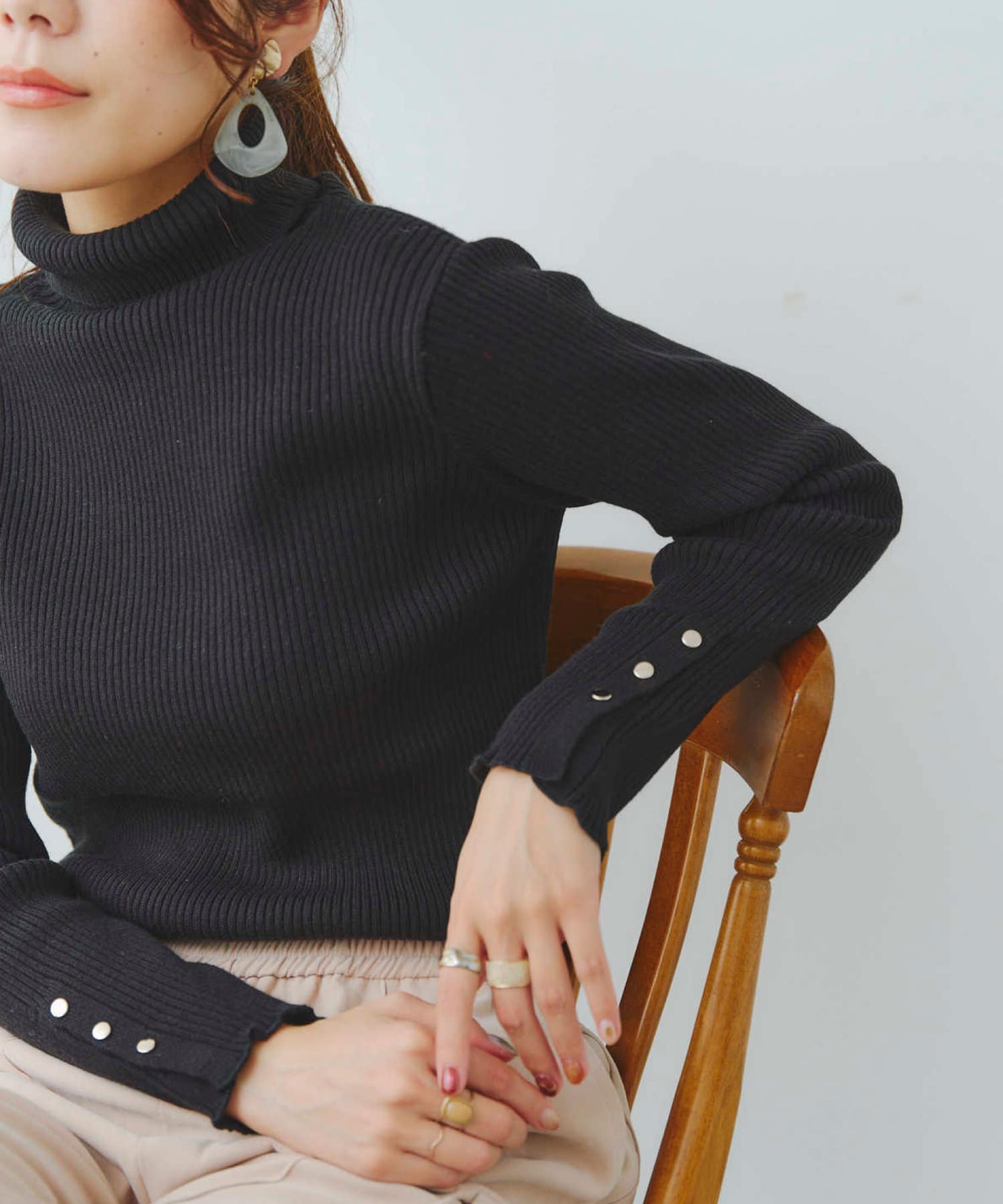 Chez toi(シェトワ) 袖口ボタンリブタートルニット