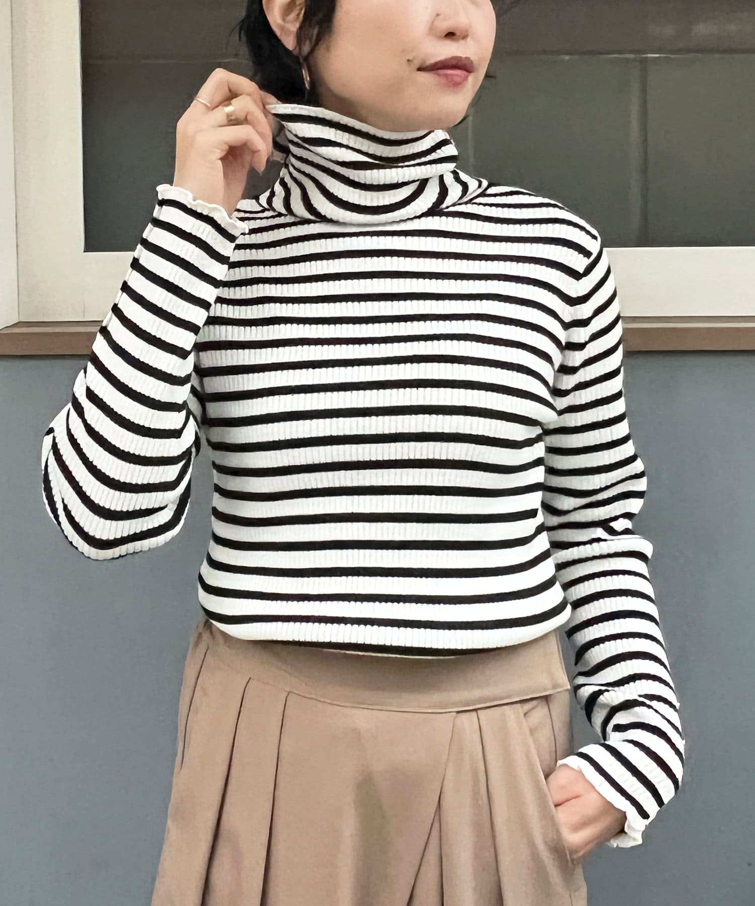 Chez toi(シェトワ) 袖口ボタンリブタートルニット