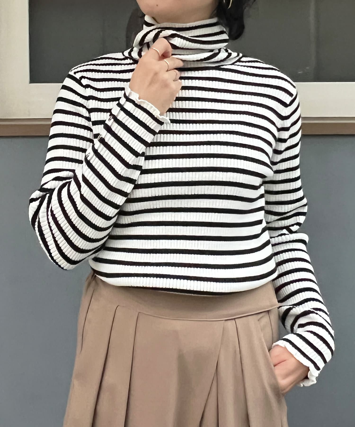 Chez toi(シェトワ) 袖口ボタンリブタートルニット