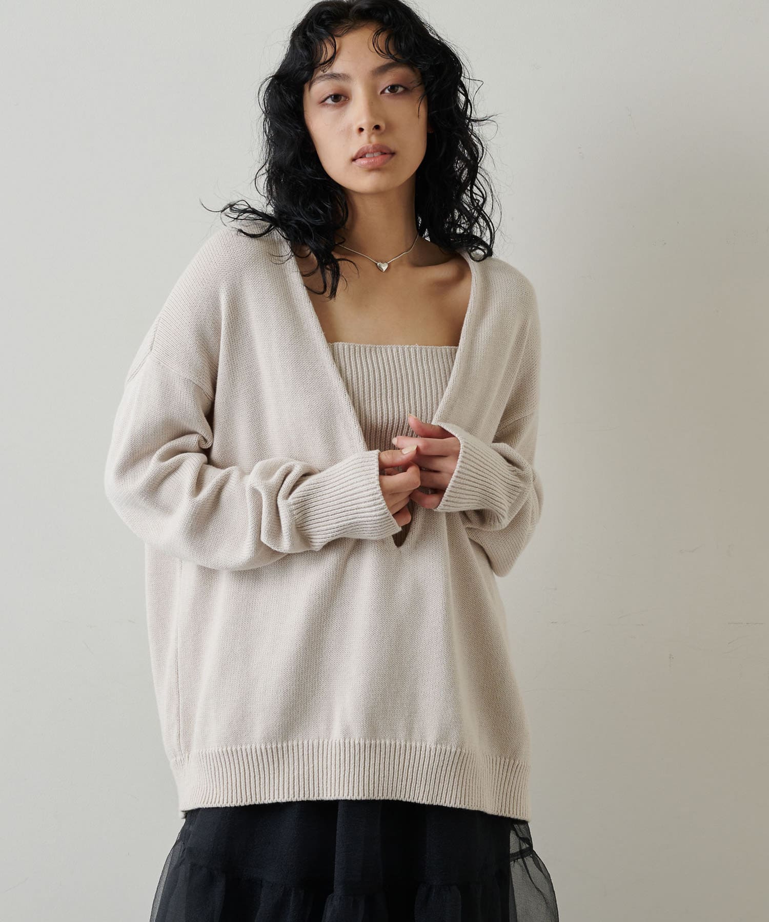 Whim Gazette ウィムガゼットVネックシルクブレンドニット beige