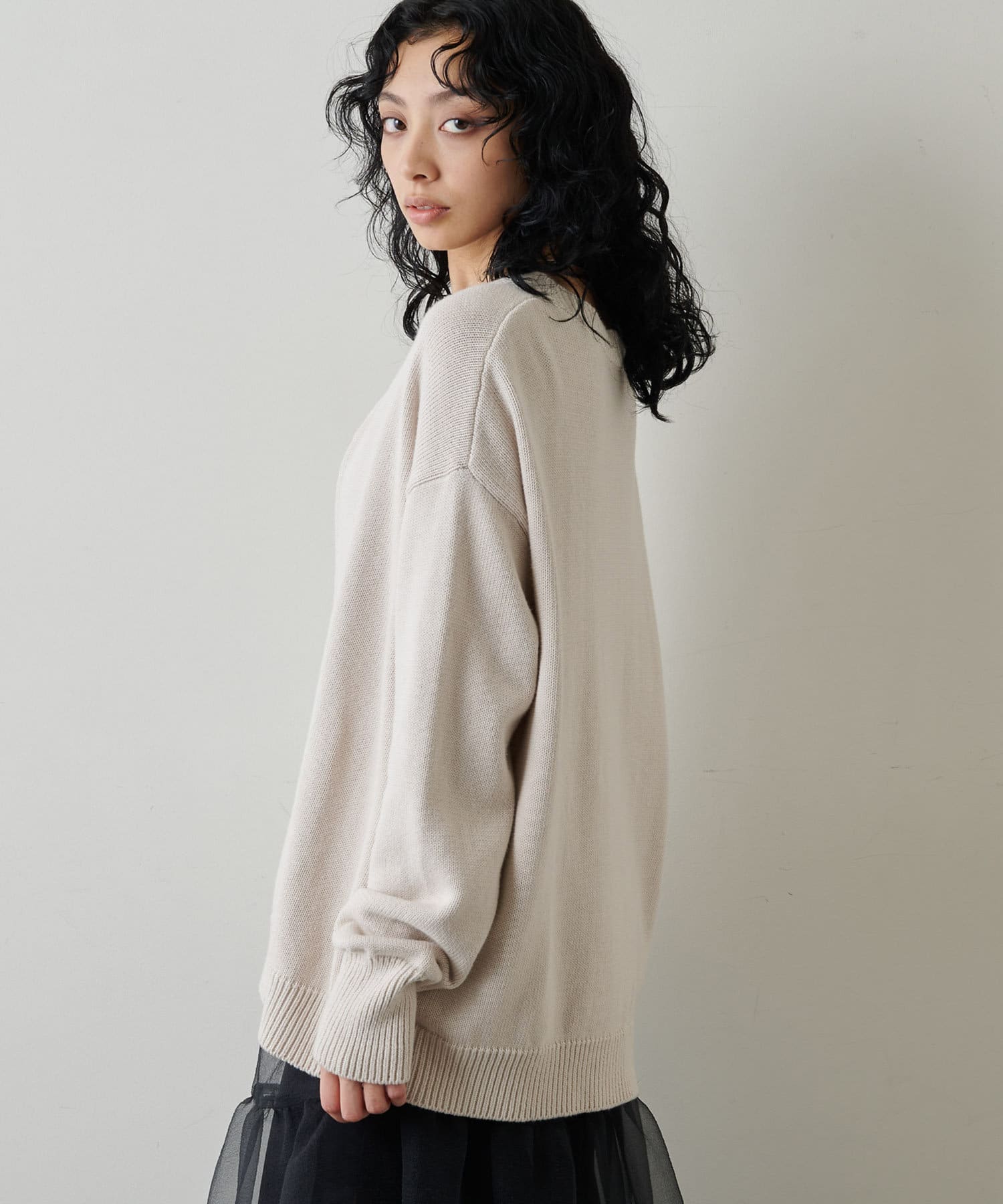 Whim Gazette ウィムガゼットVネックシルクブレンドニット beige