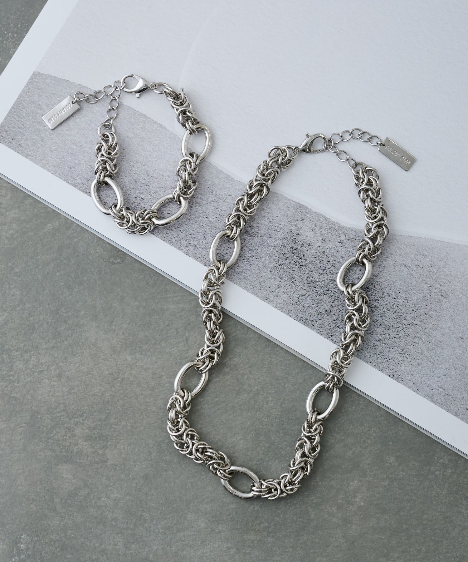 群馬の老舗刺繍工房が作った 糸の宝石のワルツネックレス