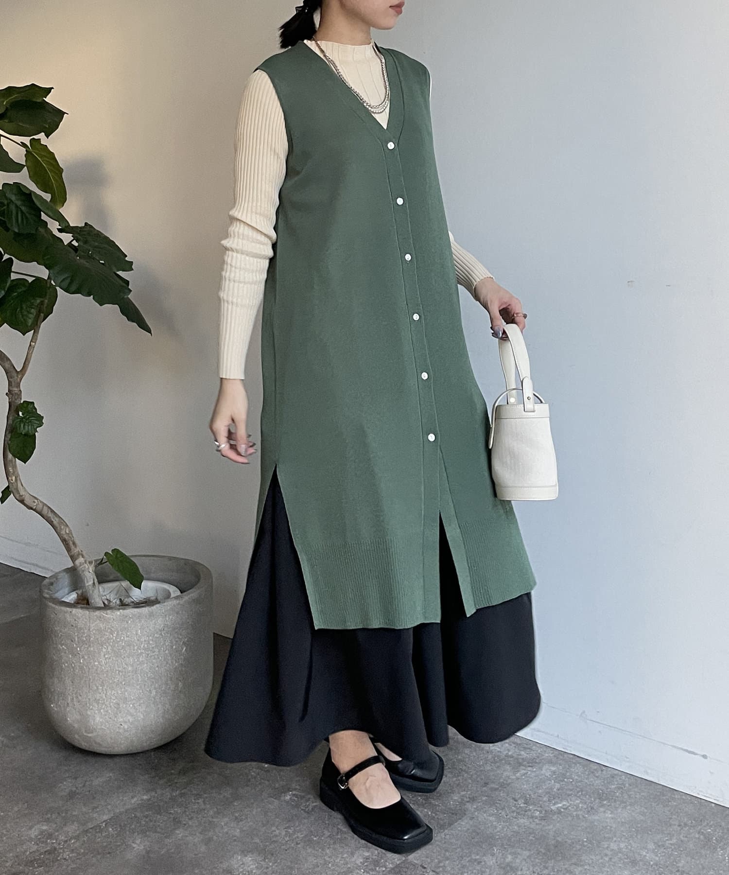 Thevon.(ゼヴォン) Vネックロングニットジレ