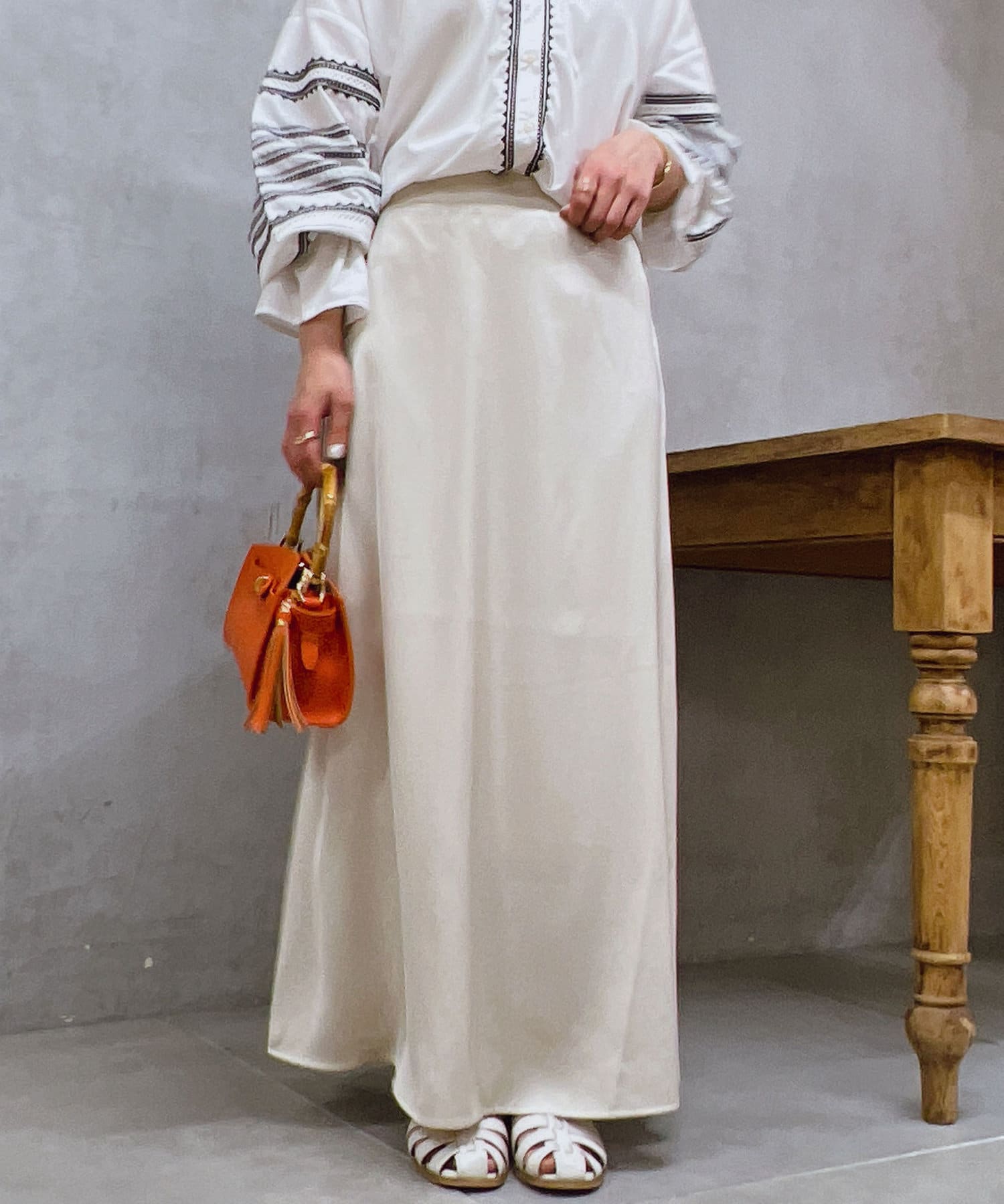 un dix cors(アンディコール) サテンセミフレアスカート