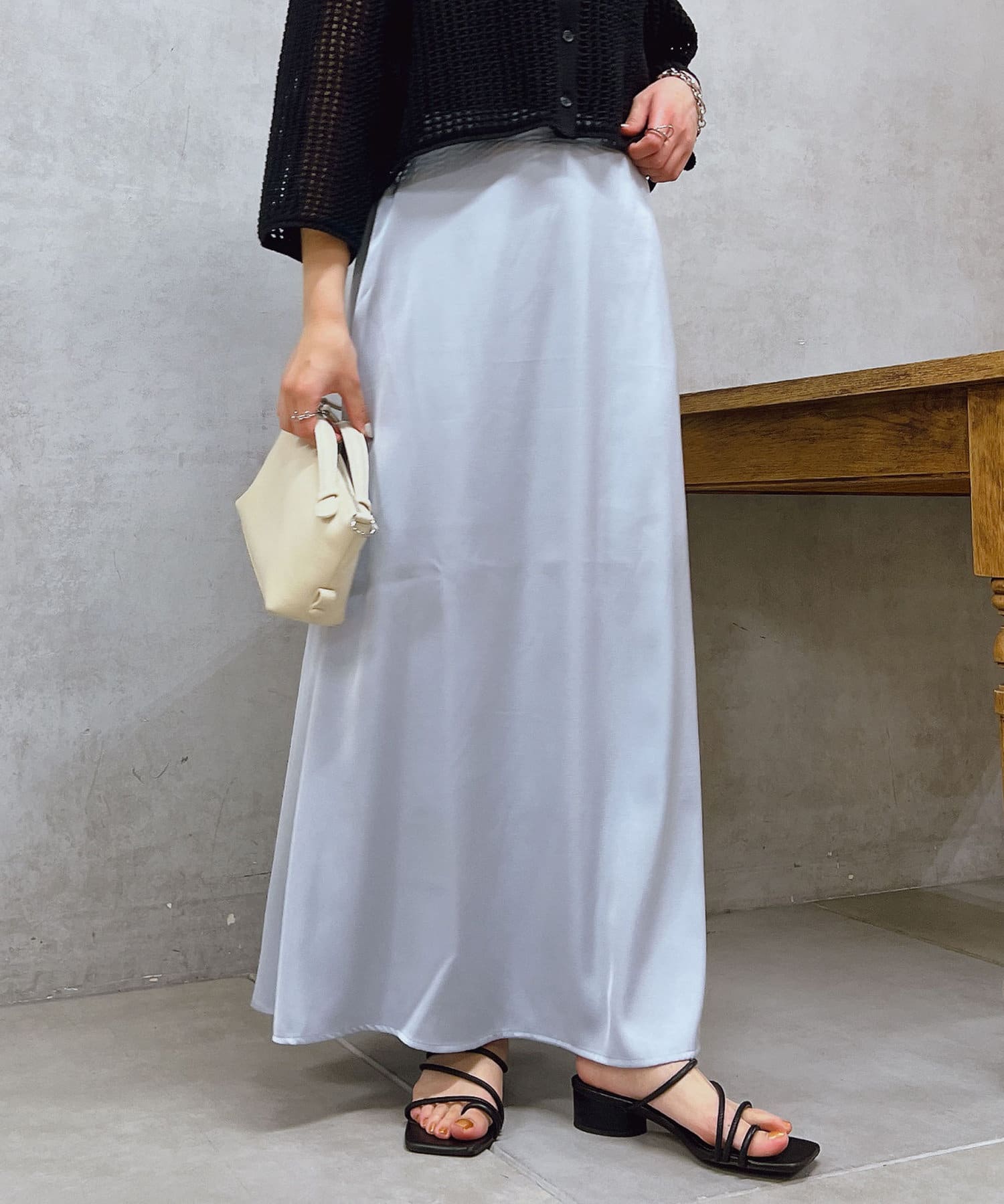 un dix cors(アンディコール) サテンセミフレアスカート