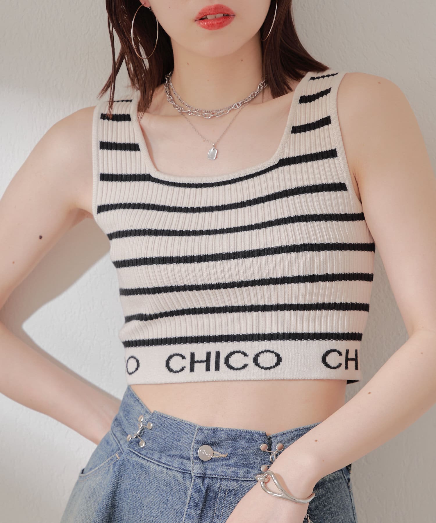 4/4～4/7期間限定販売】裾ロゴクロップドタンクトップ | Chico(チコ