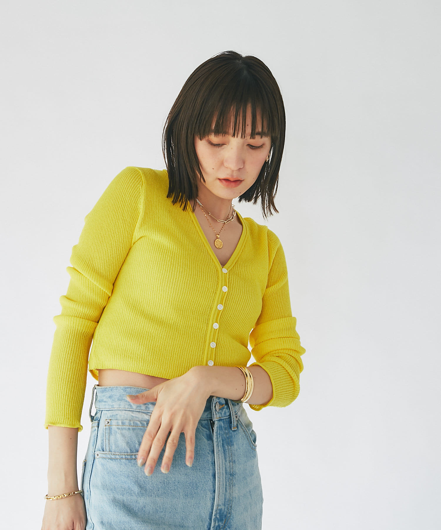 繊細で女性らしいデザインに仕上げた】リブショートカーディガン