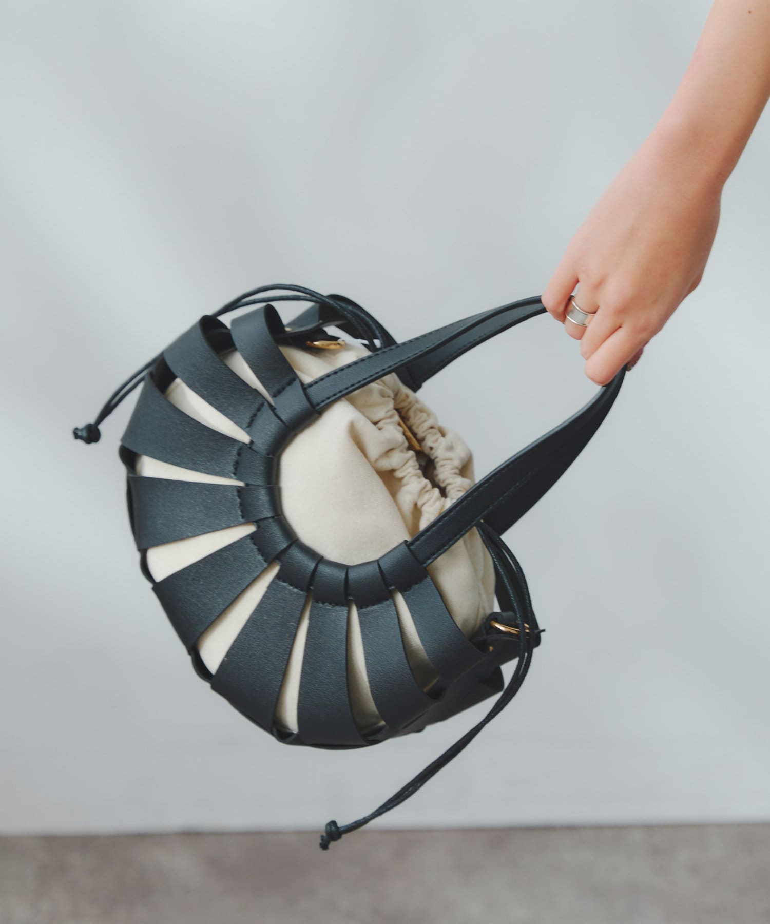 Chez toi(シェトワ) フェイクレザーラウンド編みBAG