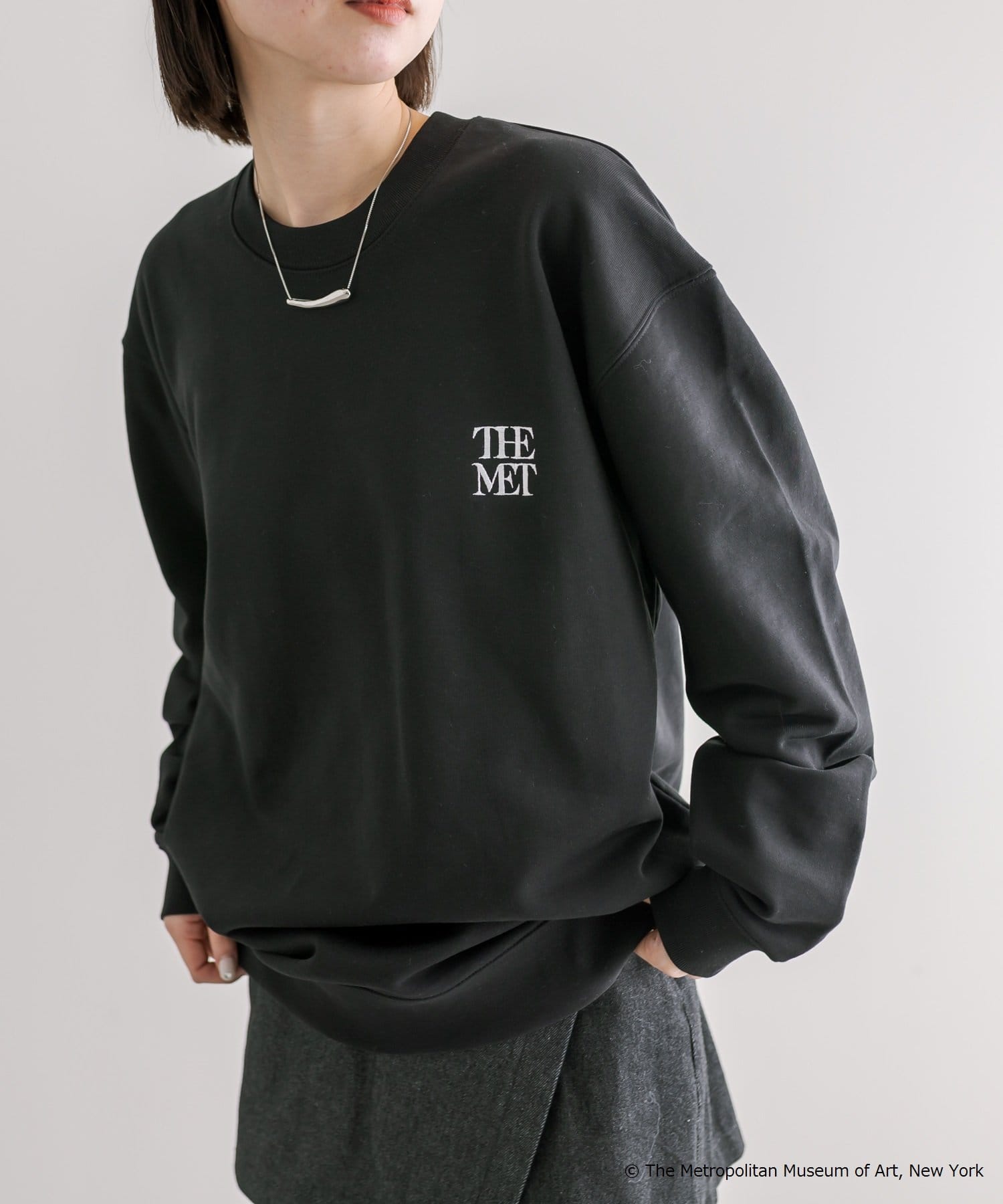 即日発送】THE MET x DELUXE CREWスウェット-