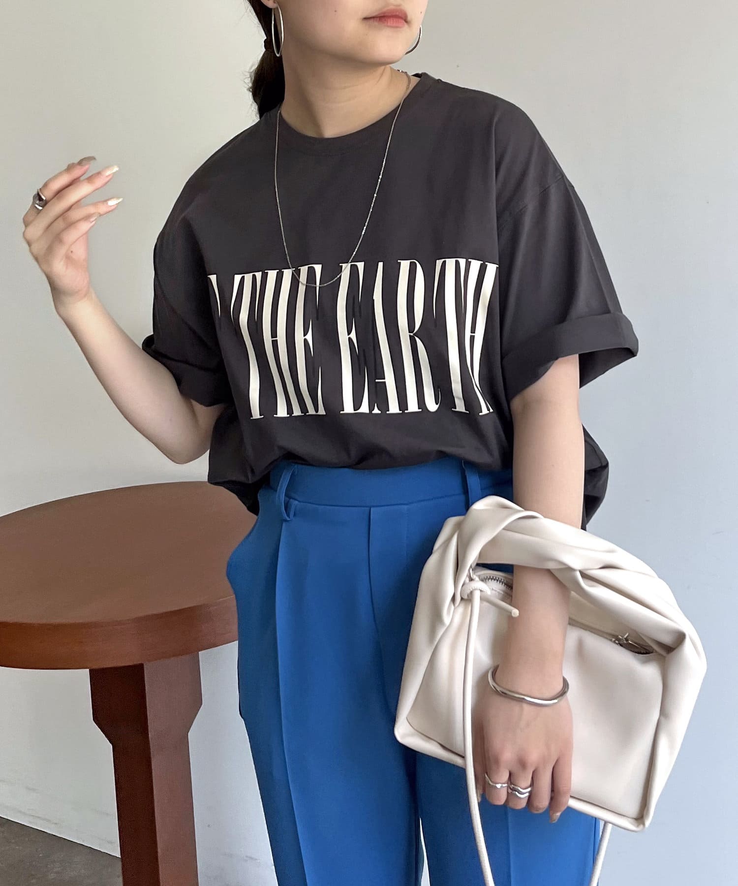 prose verse(プロズヴェール) ロゴプリントラウンドヘムTシャツ