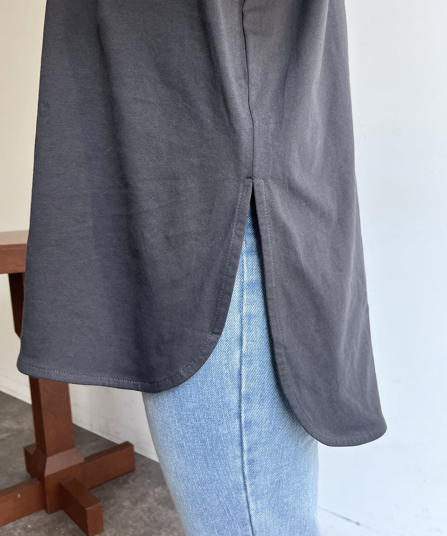 prose verse(プロズヴェール) ロゴプリントラウンドヘムTシャツ