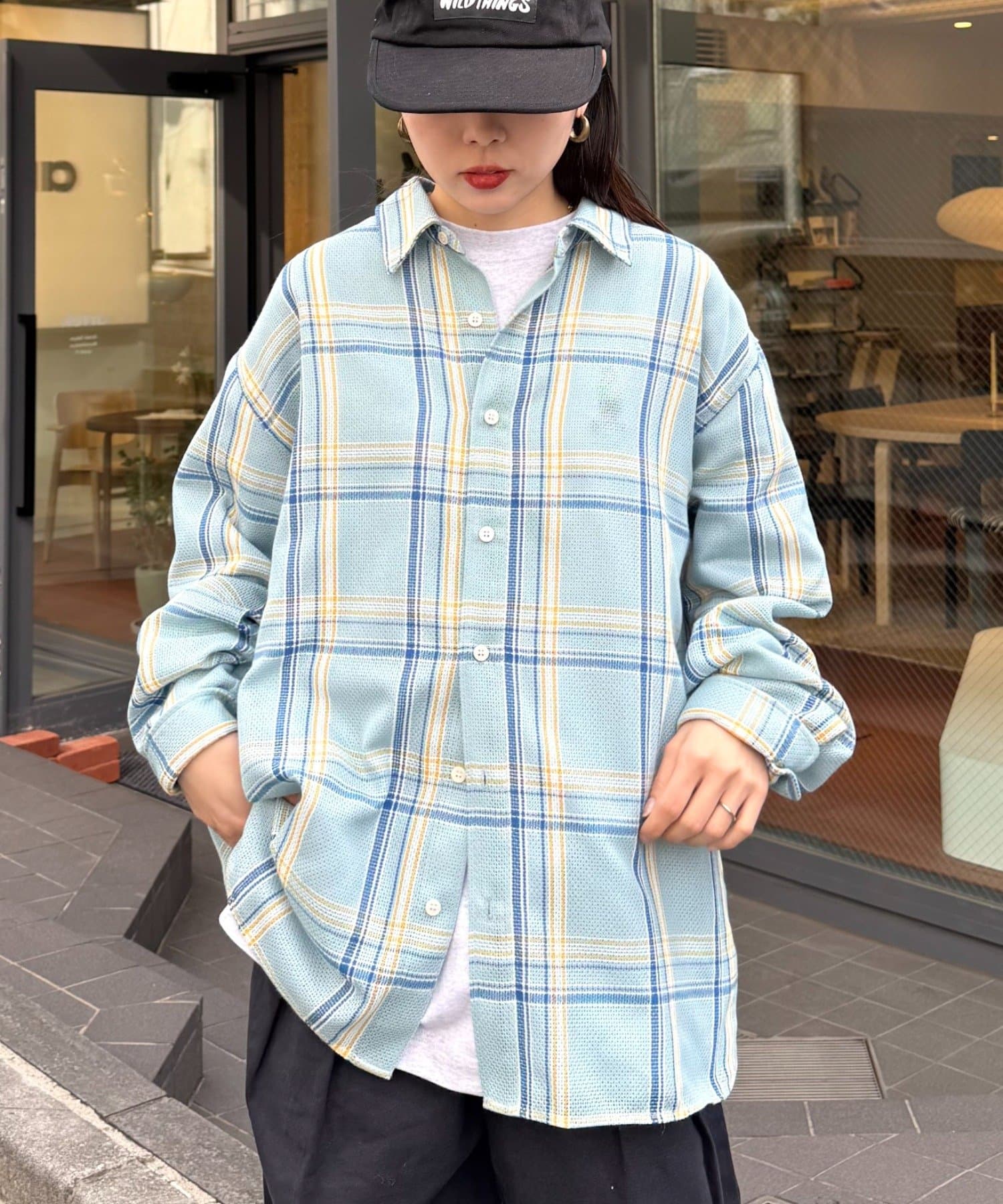 大人気のメッシュチェックシャツから新色が登場！！■デザインクラシックなチェック柄のメッシュシャツ。オーバーサイズのシルエットとメッシュ素材で羽織るだけでトレンド感のあるコーデに。程よい透け感で、インナ