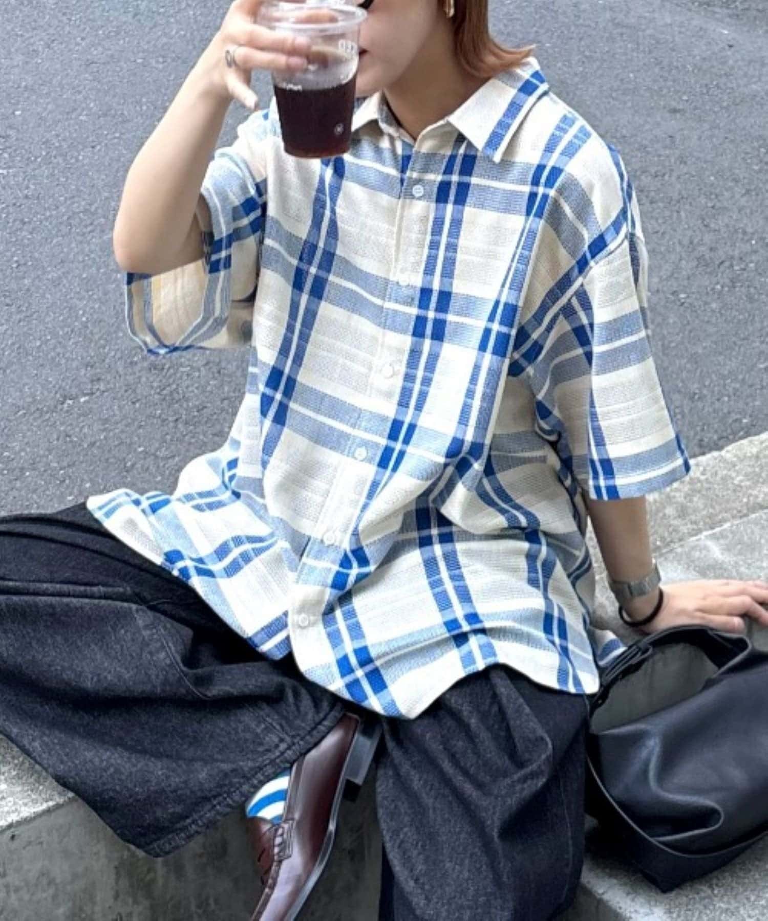 大人気のメッシュチェックシャツから新色が登場！！■デザインクラシックなチェック柄のメッシュシャツ。オーバーサイズのシルエットとメッシュ素材で羽織るだけでトレンド感のあるコーデに。程よい透け感で、インナ