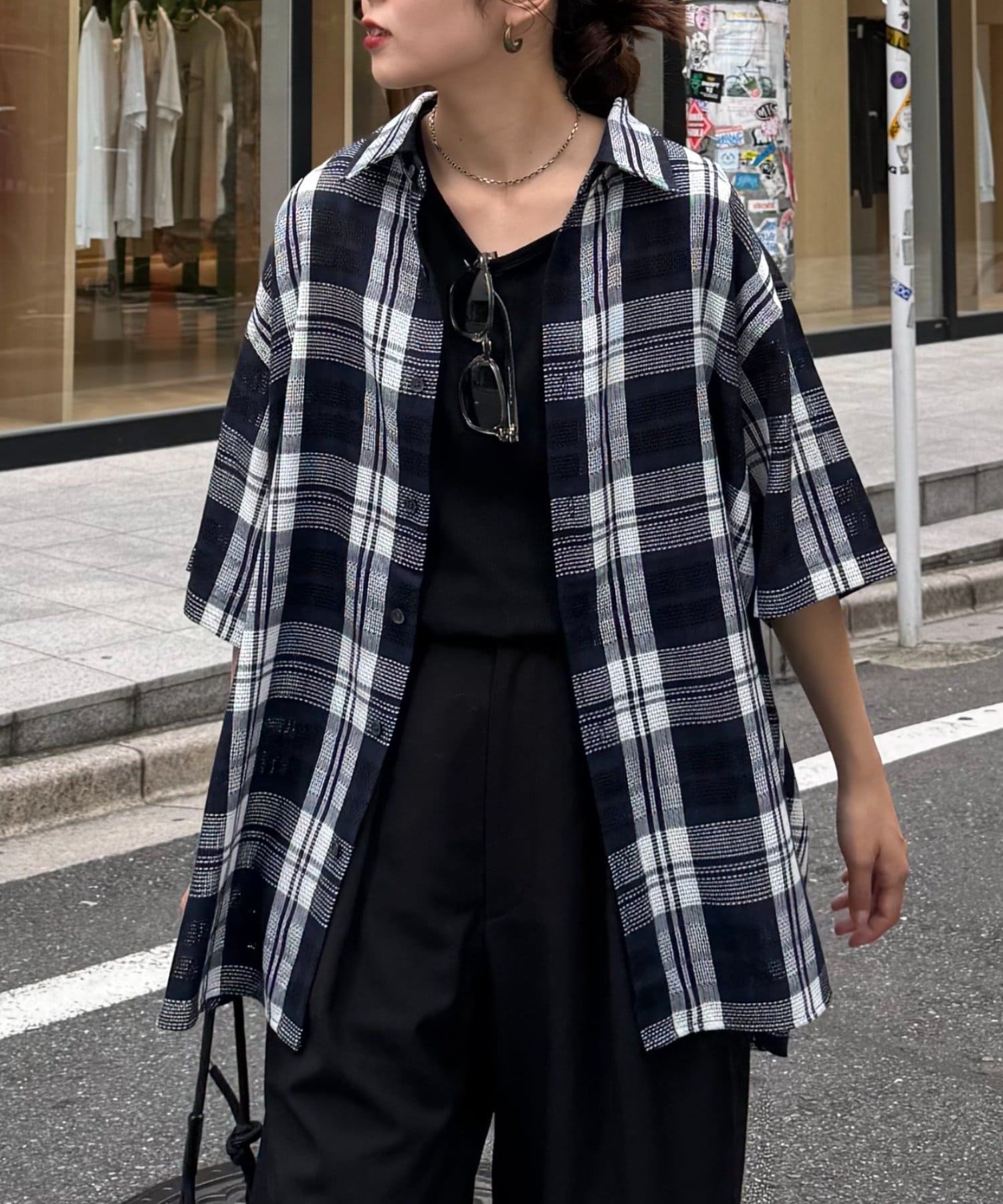 大人気のメッシュチェックシャツから新色が登場！！■デザインクラシックなチェック柄のメッシュシャツ。オーバーサイズのシルエットとメッシュ素材で羽織るだけでトレンド感のあるコーデに。程よい透け感で、インナ