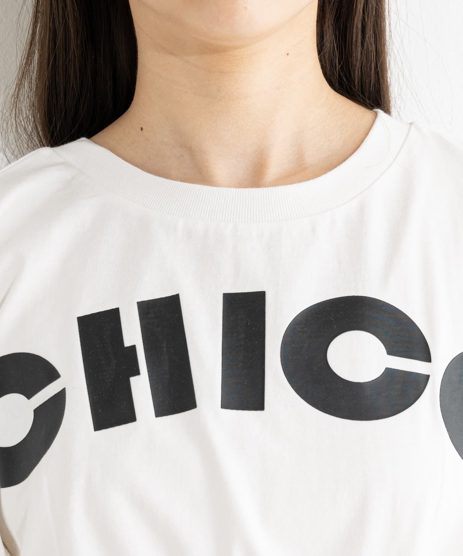 Chico(チコ) クロップドサイドリボンロゴTシャツ