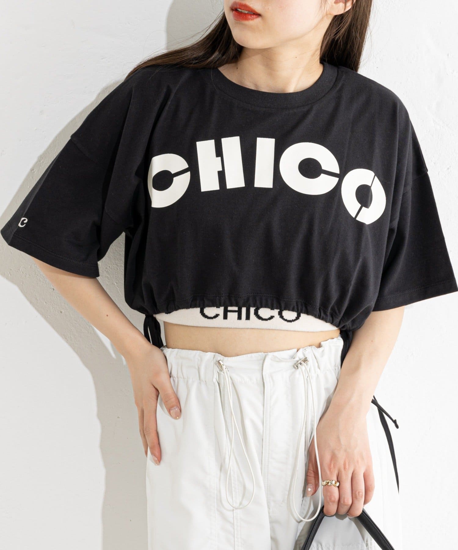 Chico(チコ) クロップドサイドリボンロゴTシャツ
